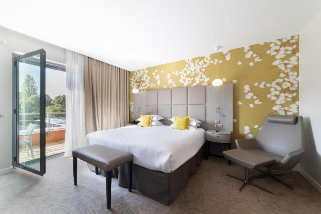 King Suite with Balcony - Photo 1