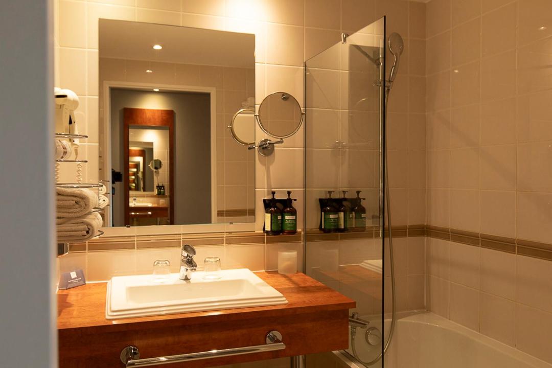 Premium King Room - Photo 7