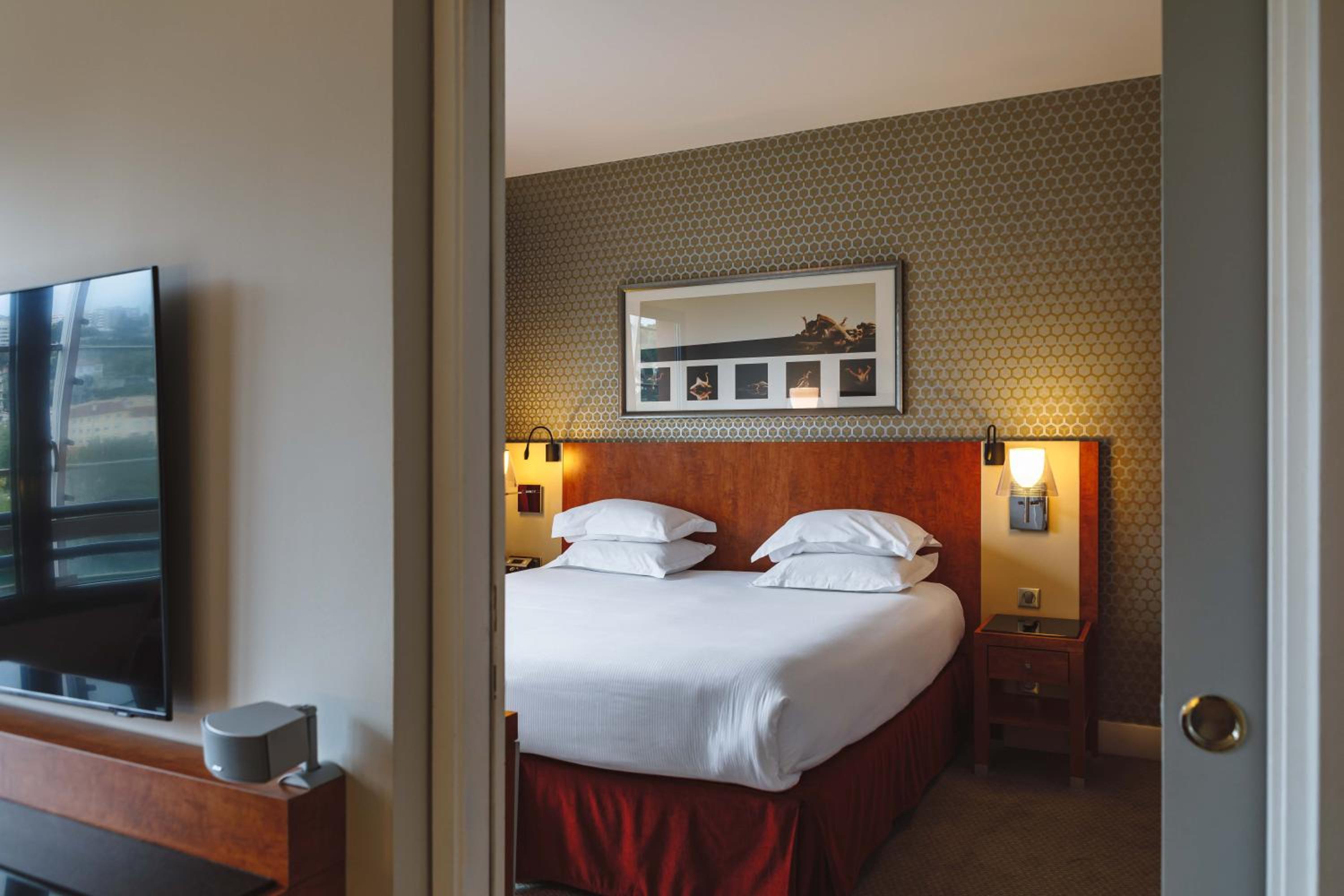 One-Bedroom Suite - Photo 7