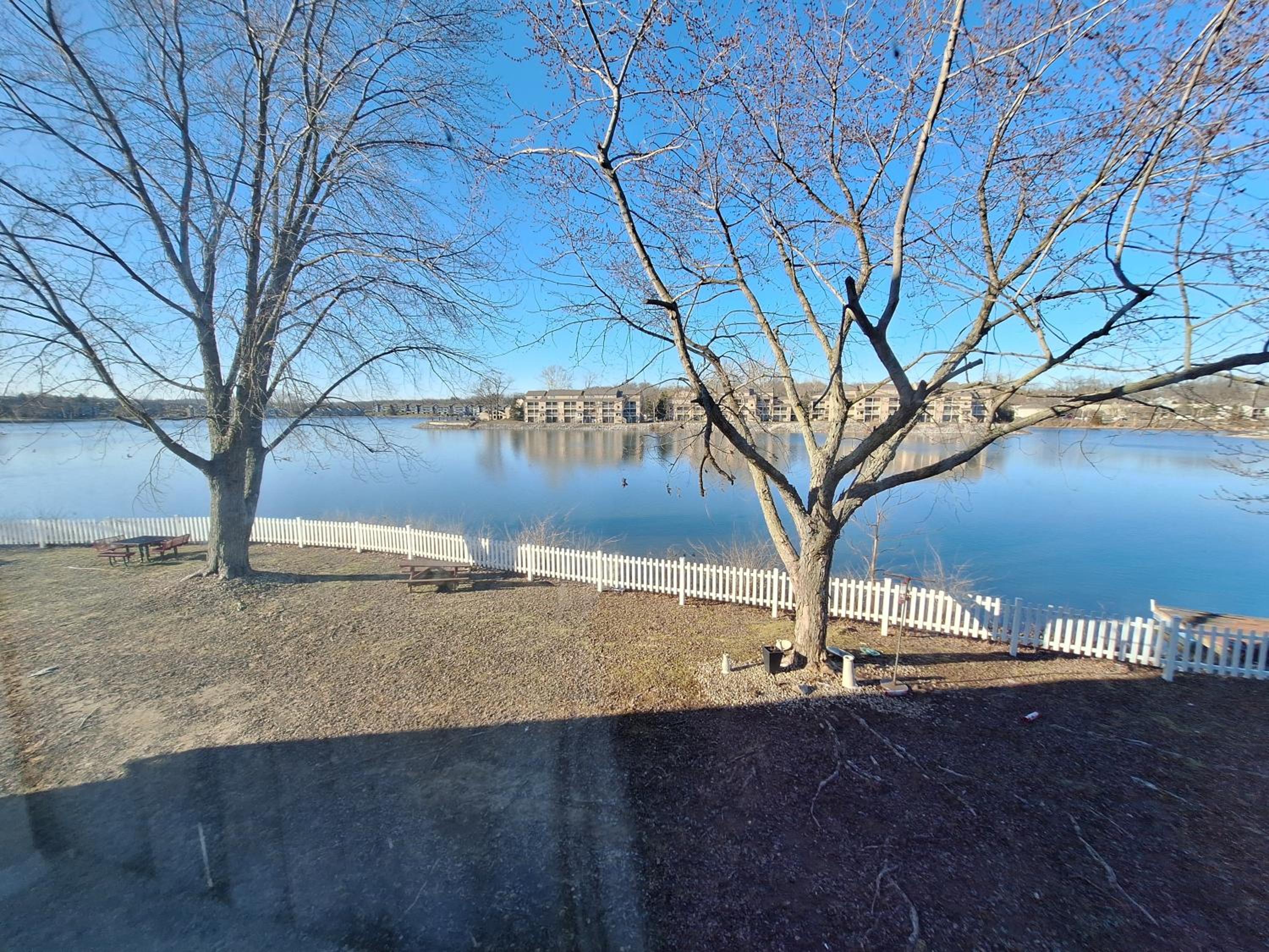 King Room with Lake View - Non-Smoking - Photo 3
