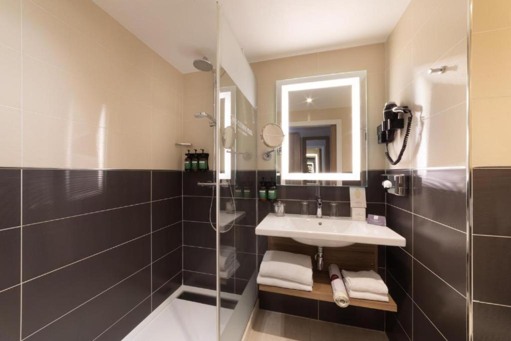 Premium King Room with Balcony - Photo 2