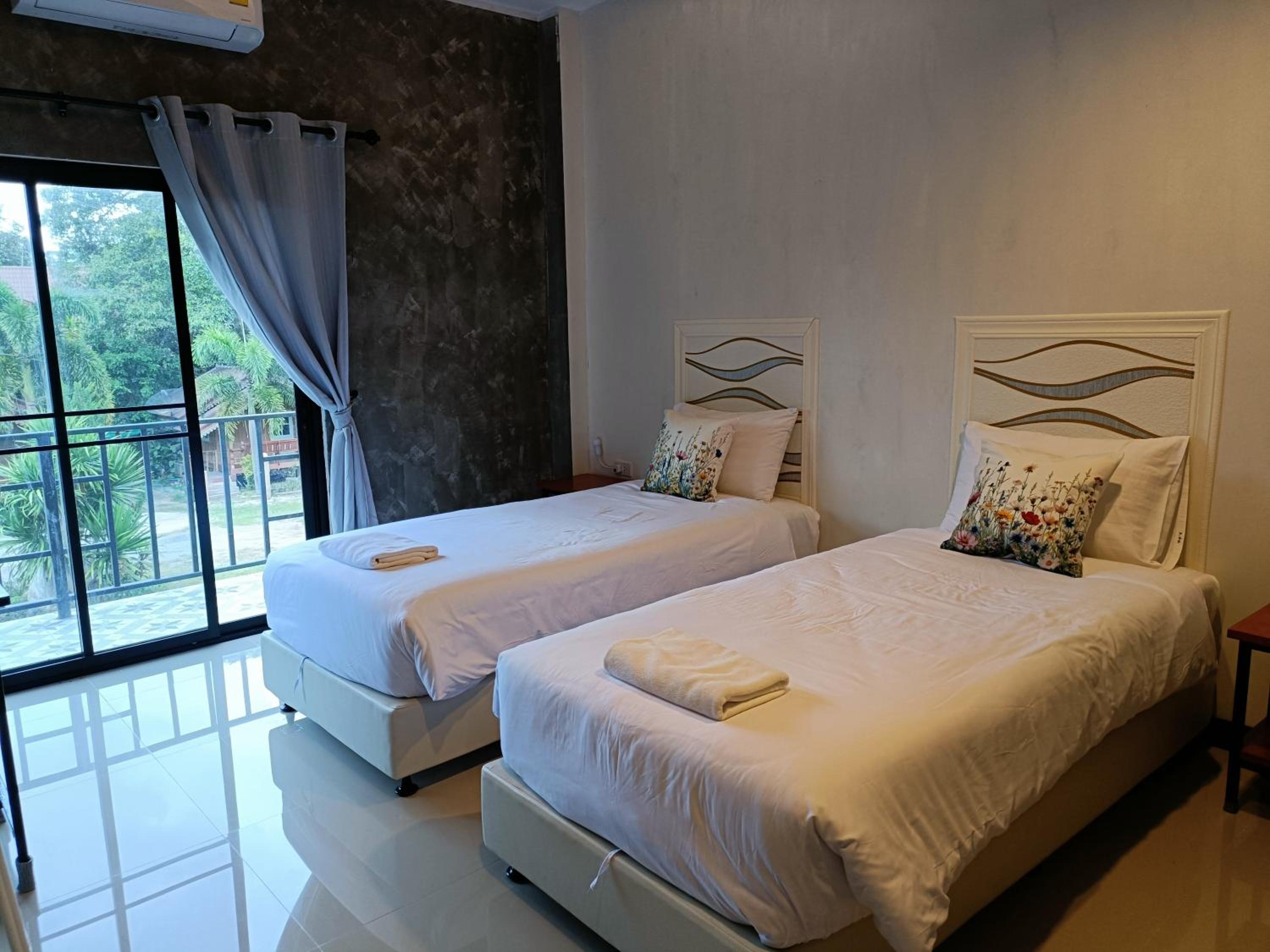 Twin Room with Private Bathroom - Photo 8