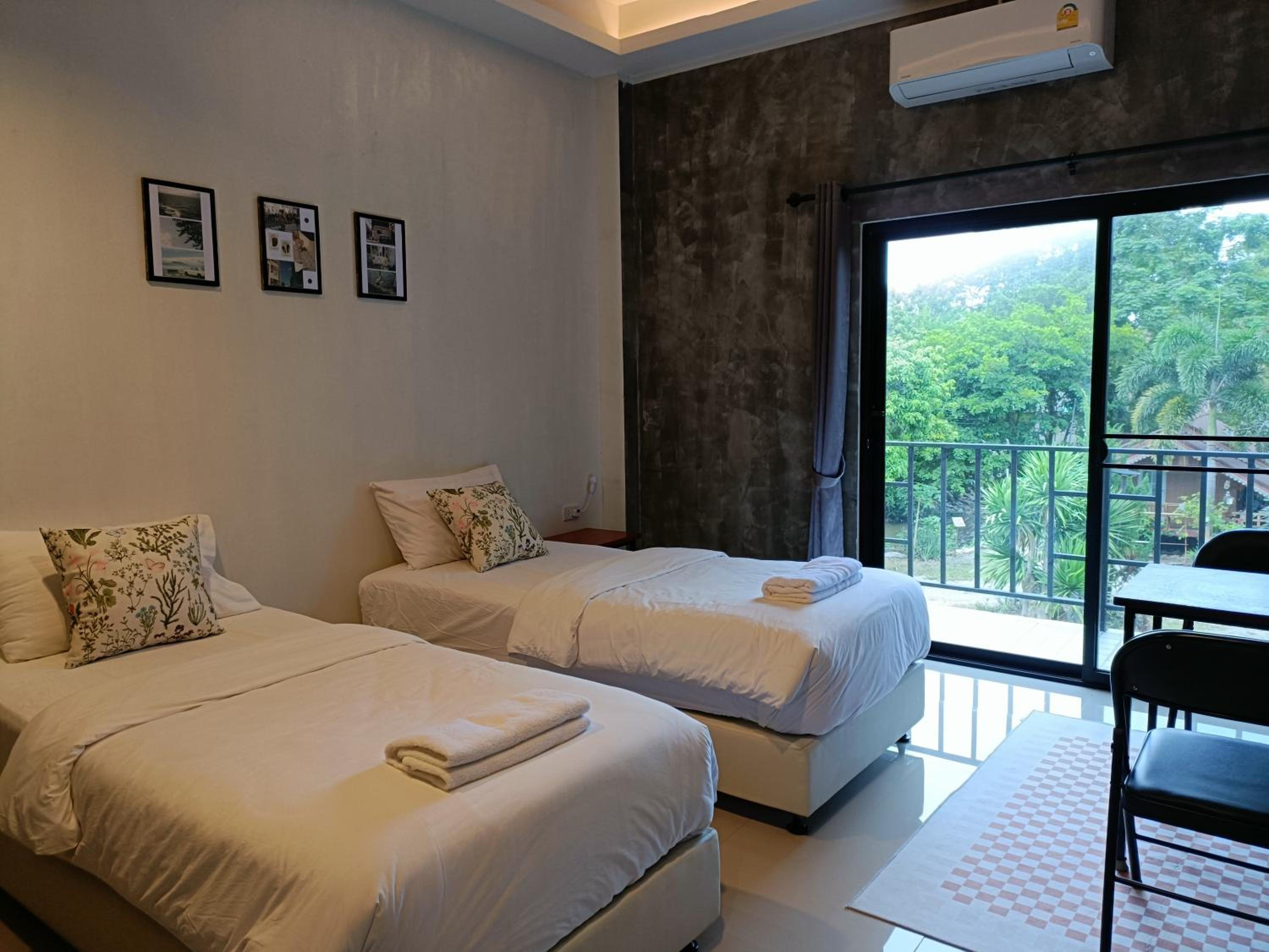 Twin Room with Private Bathroom - Photo 7