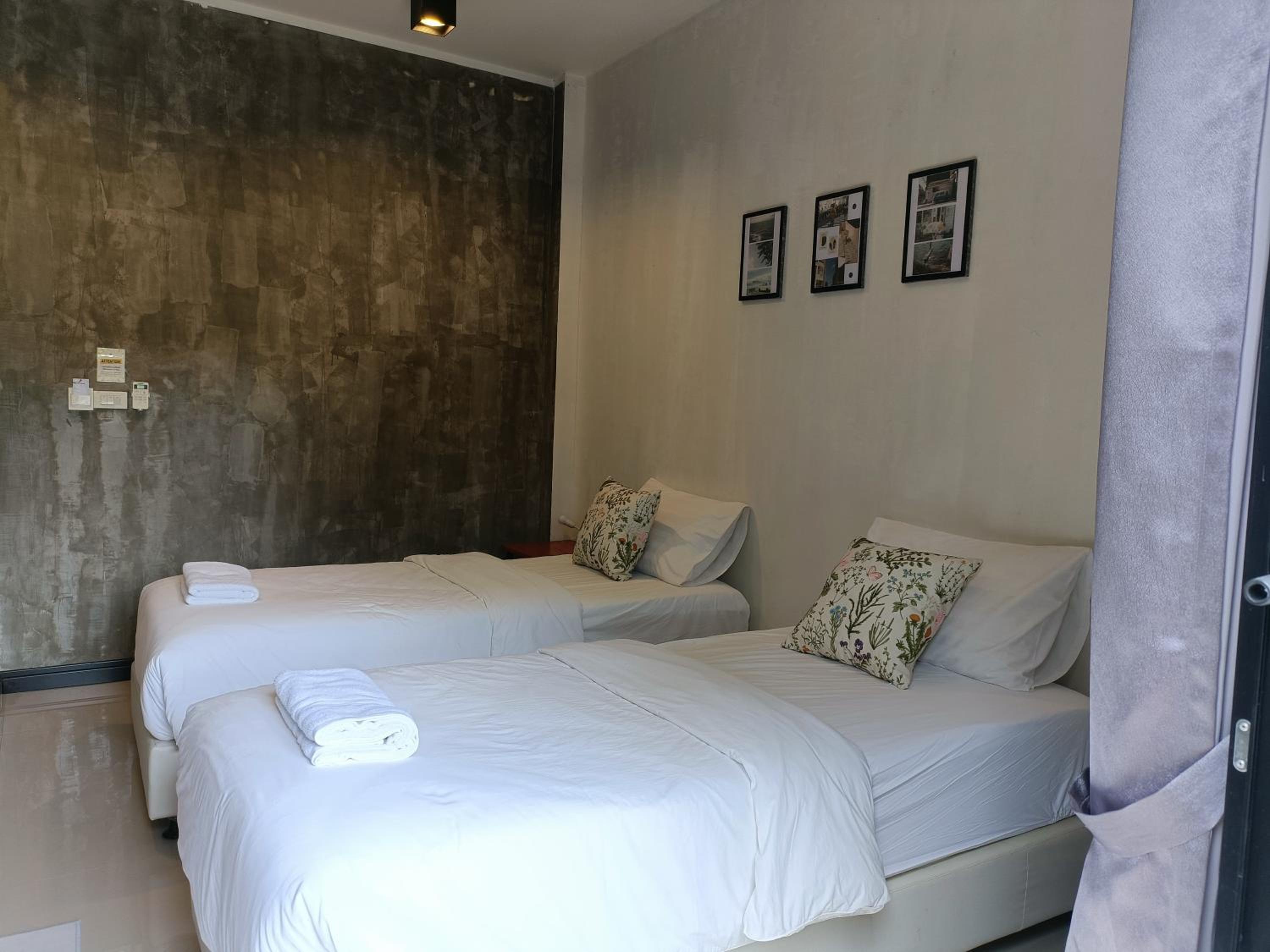 Twin Room with Private Bathroom - Photo 6