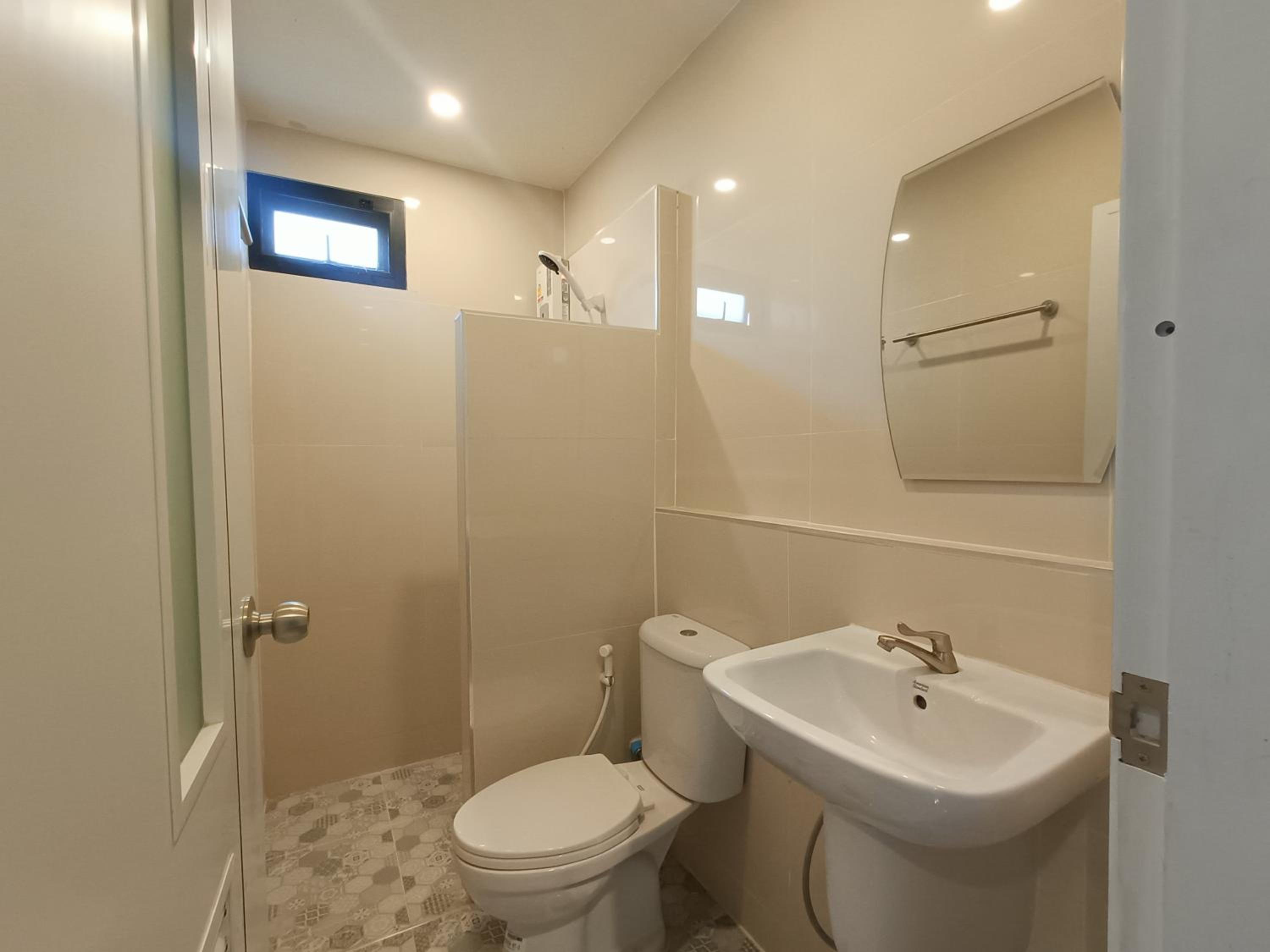 Twin Room with Private Bathroom - Photo 2