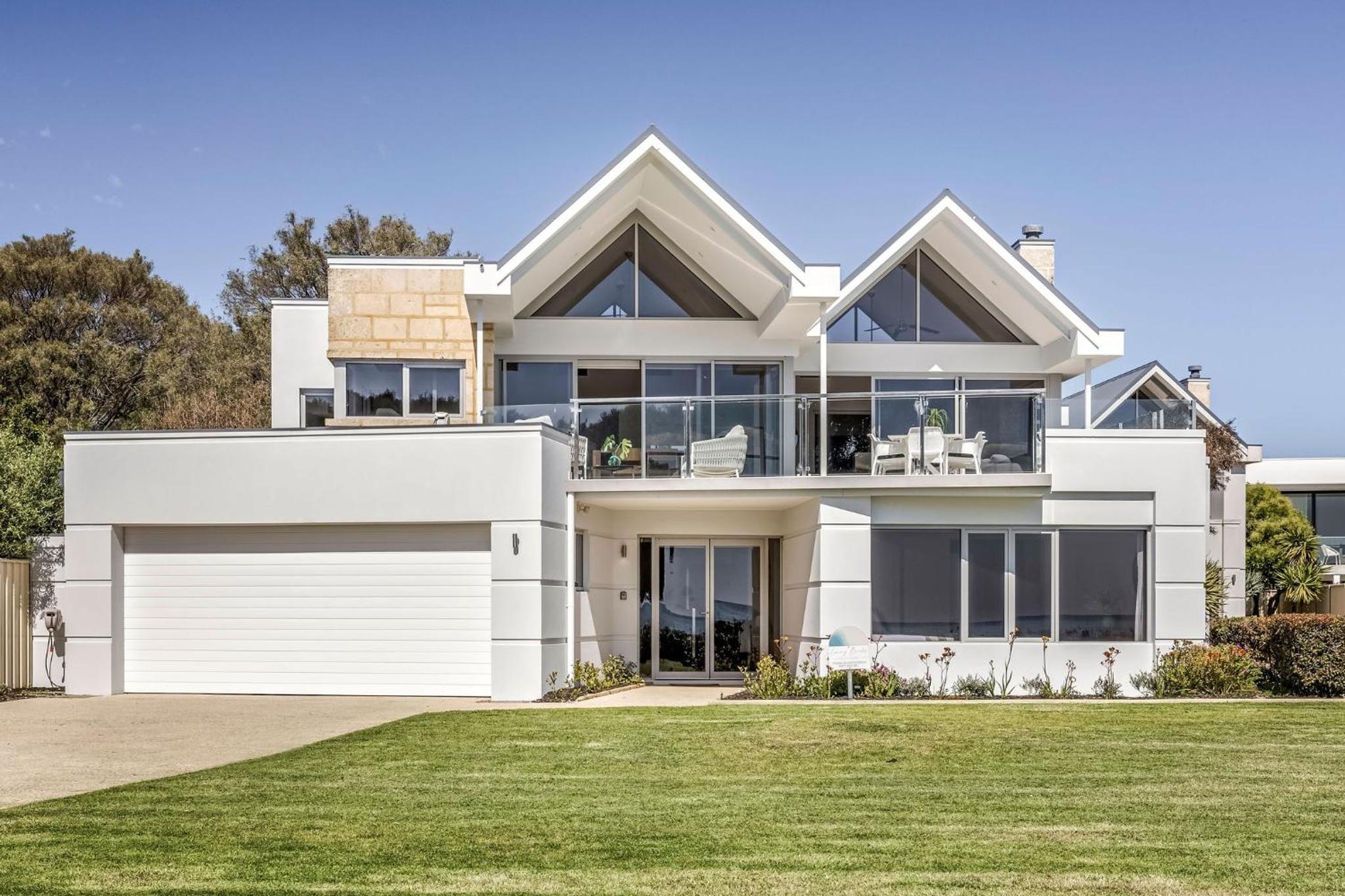 Four-Bedroom House photo 2