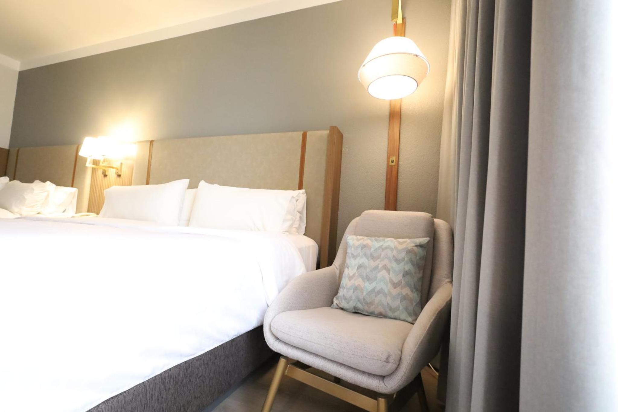 Standard Room with Two Queen Beds - Photo 3