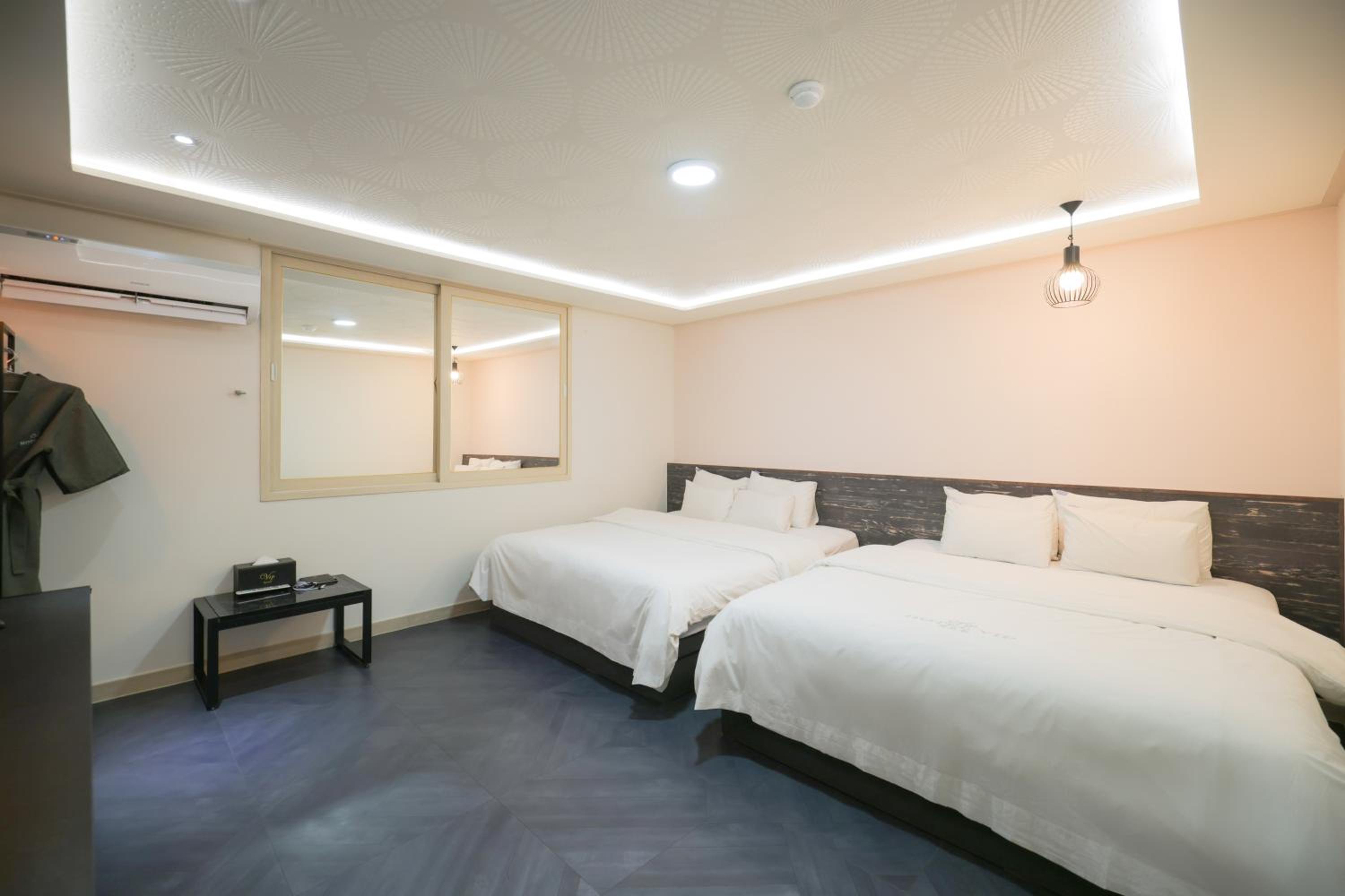 Double Room With Two Double Beds photo 3