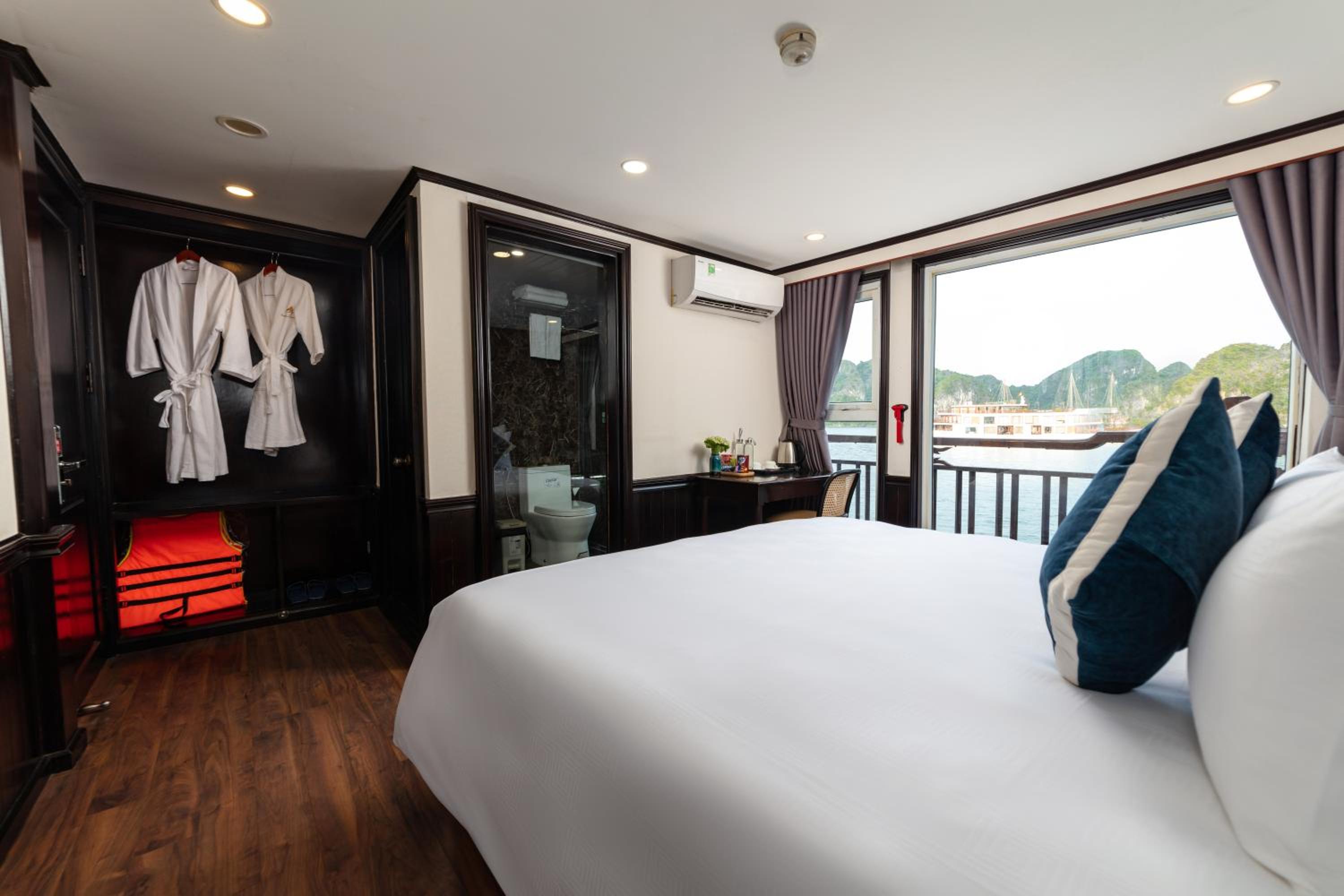 Junior Suite with Juliet Balcony photo 3
