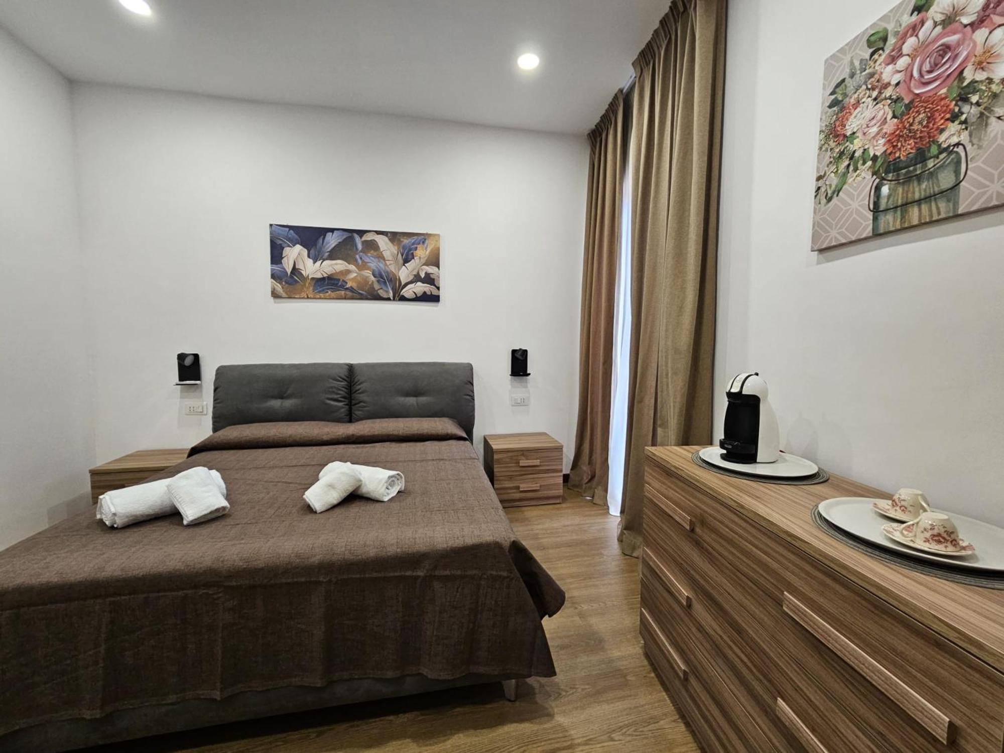 Deluxe Double Room with Balcony - Photo 6