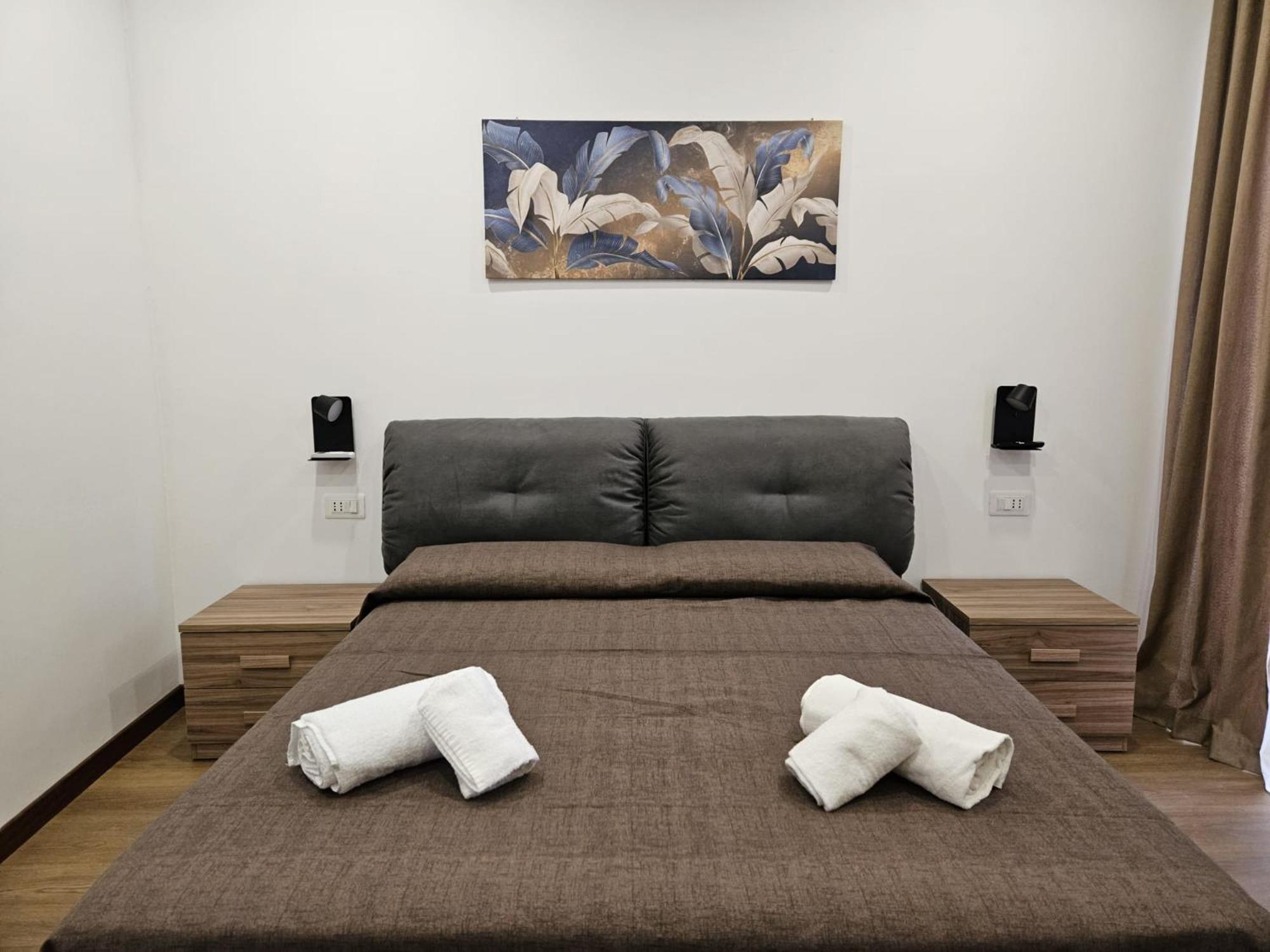 Deluxe Double Room with Balcony - Photo 11