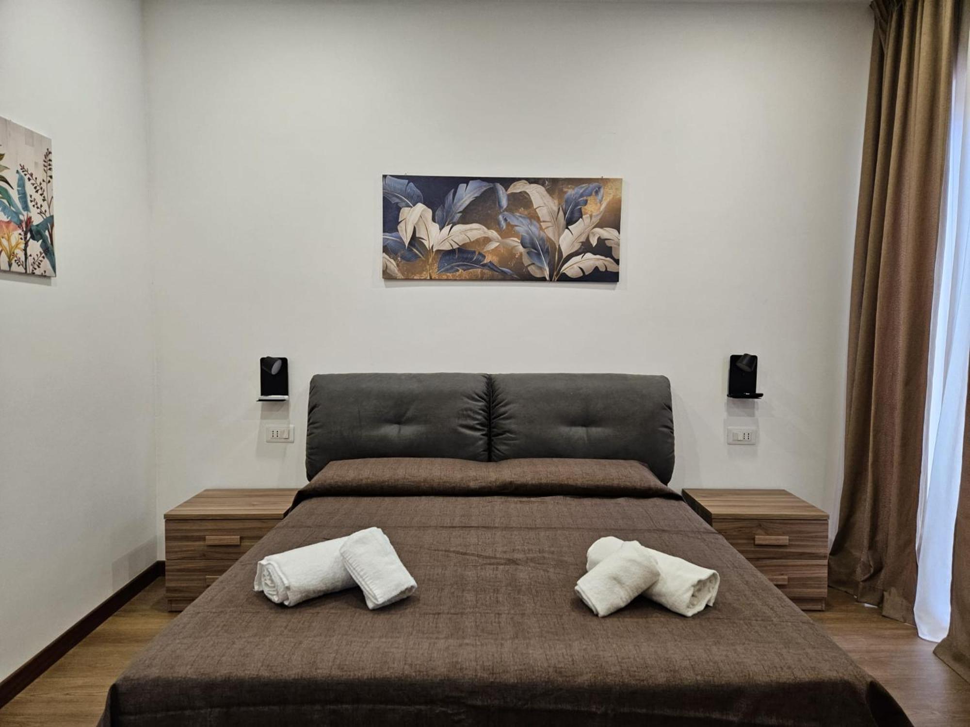 Deluxe Double Room with Balcony - Photo 7