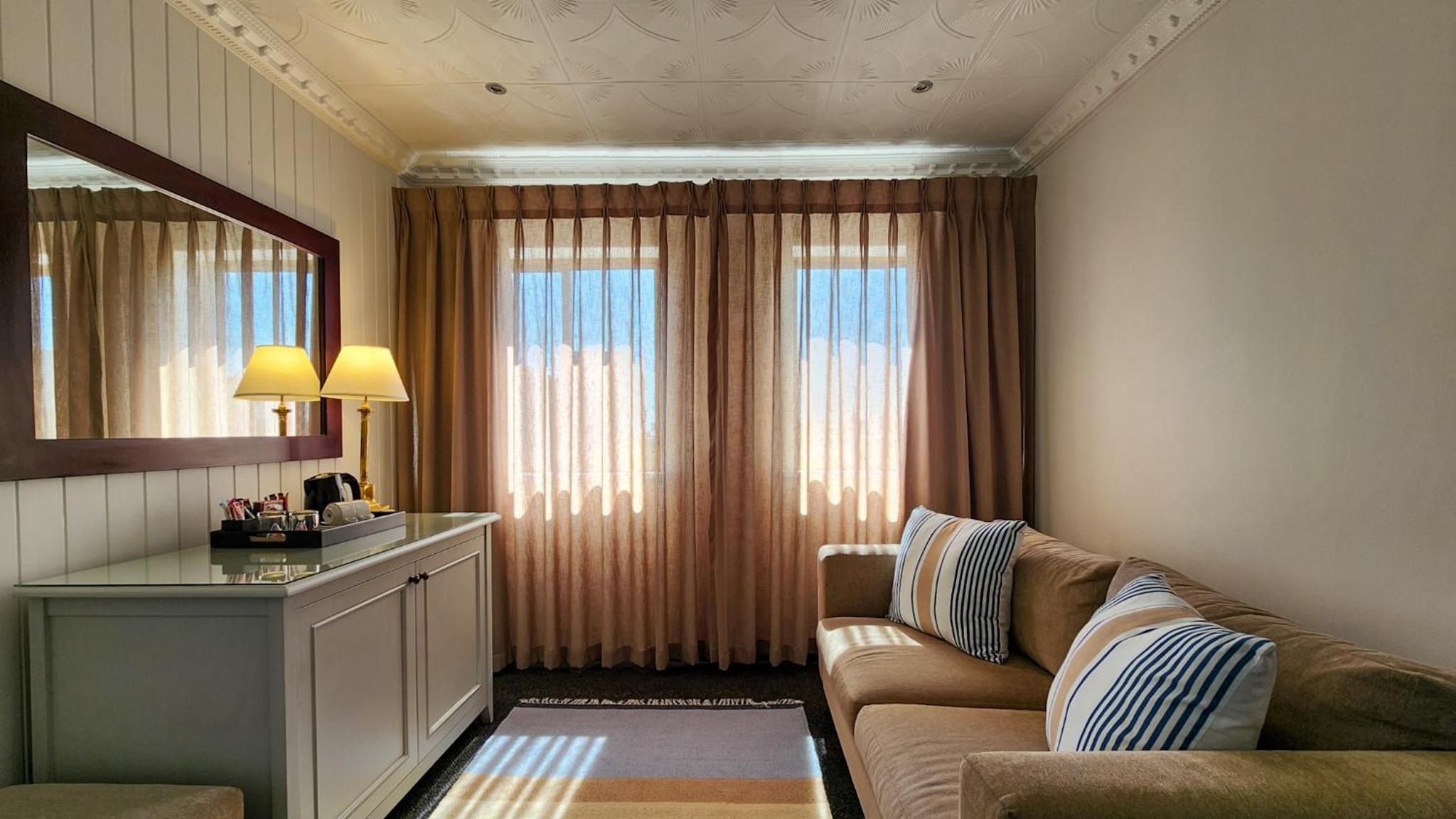 Suite - Photo 1