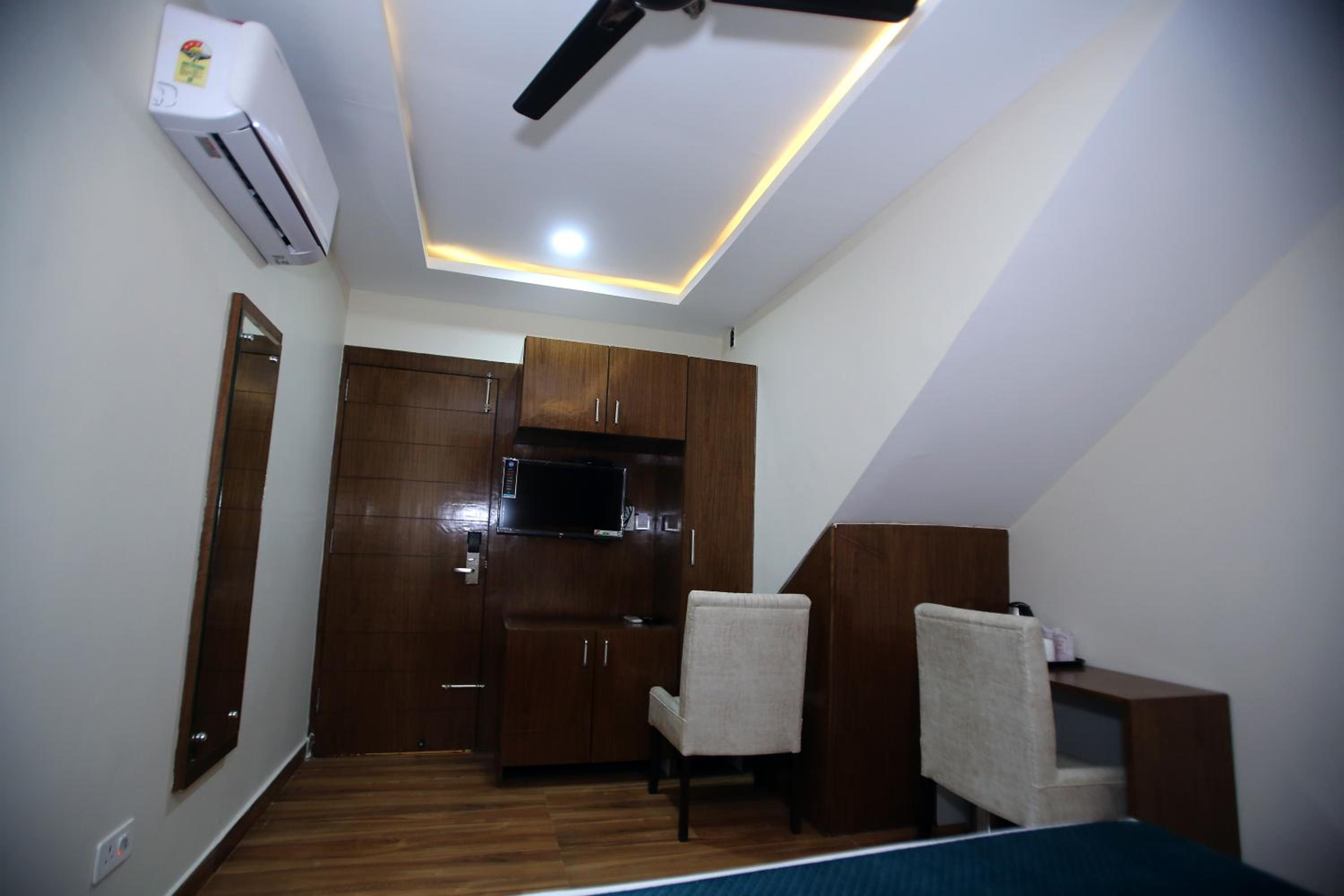Deluxe King Room photo 3