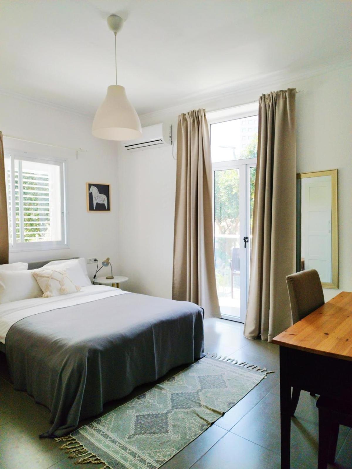 Double Room with Balcony and street view - Photo 1