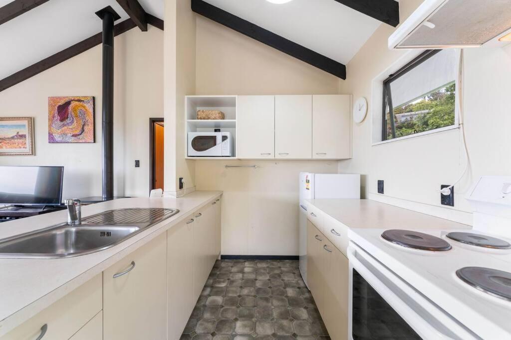 Three-Bedroom House photo 3