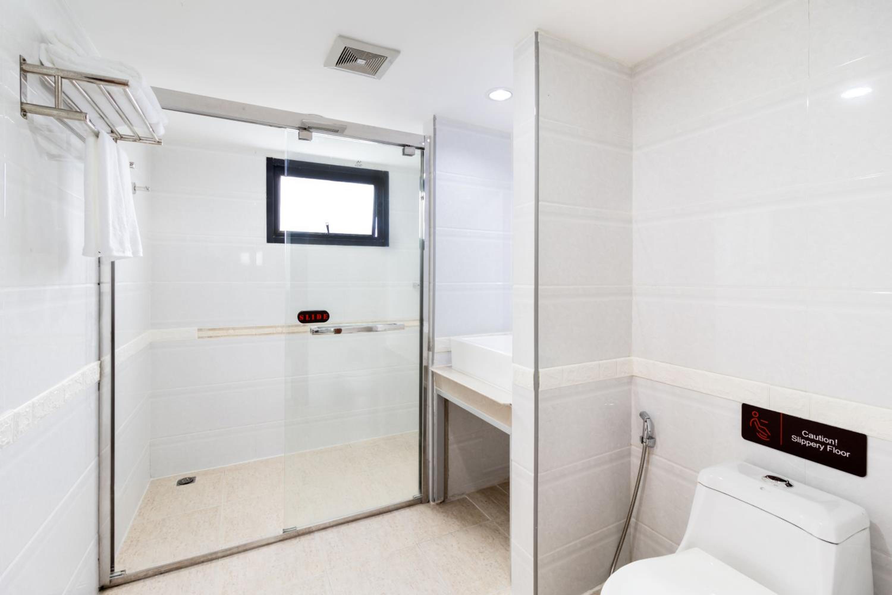Deluxe Twin Room - Non-Smoking - Photo 2