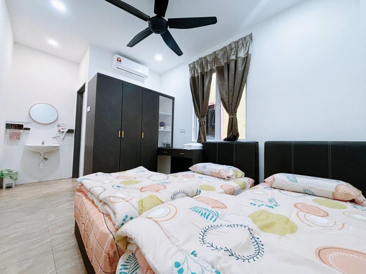 Twin Room with Private Bathroom - Photo 4