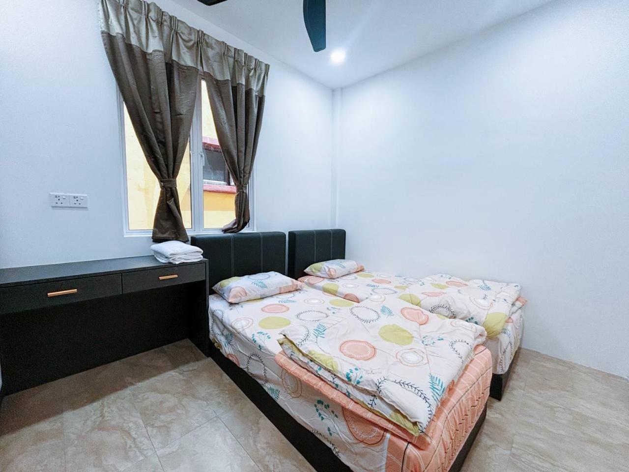Twin Room with Private Bathroom - Photo 2