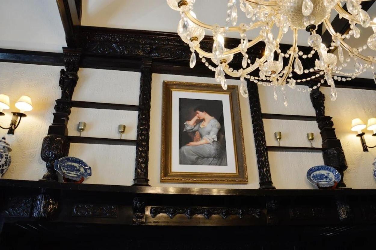 King Suite with Balcony - Photo 4