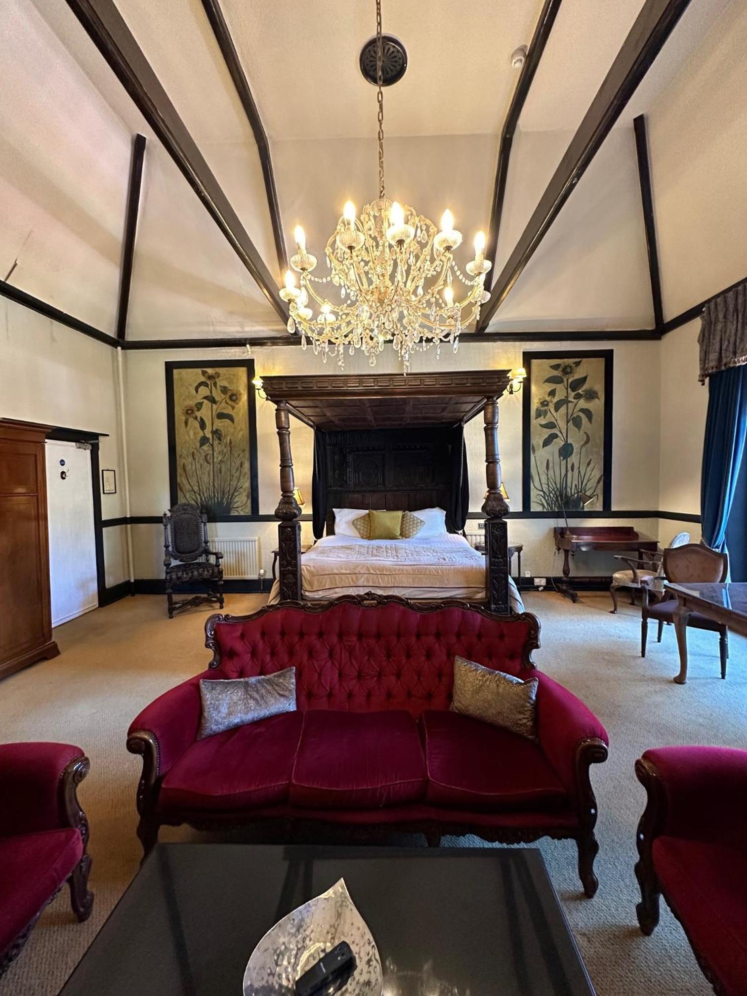 King Suite with Balcony - Photo 5