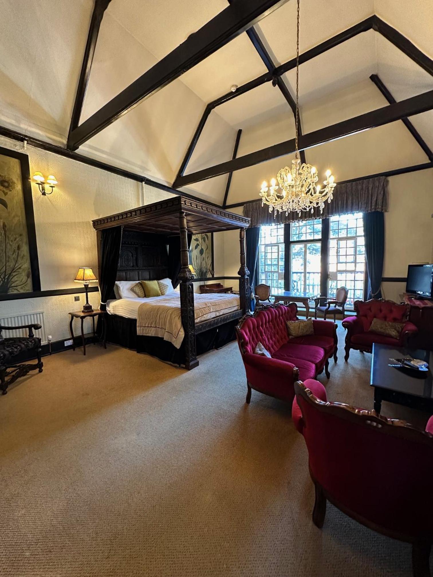 King Suite with Balcony - Photo 7
