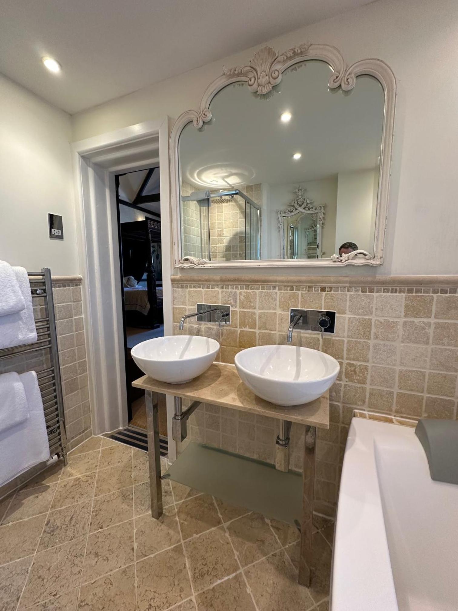 King Suite with Balcony - Photo 8