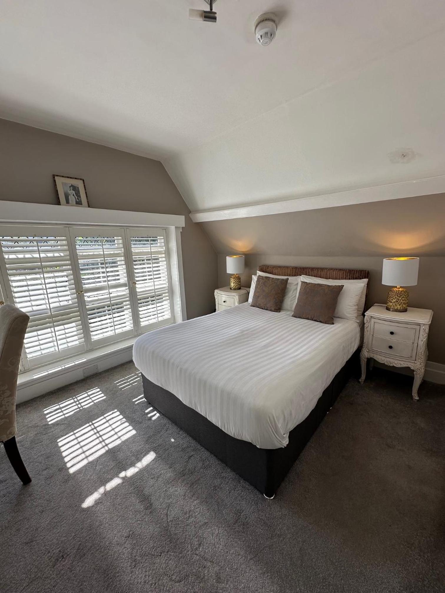 Standard Double Room - Photo 8
