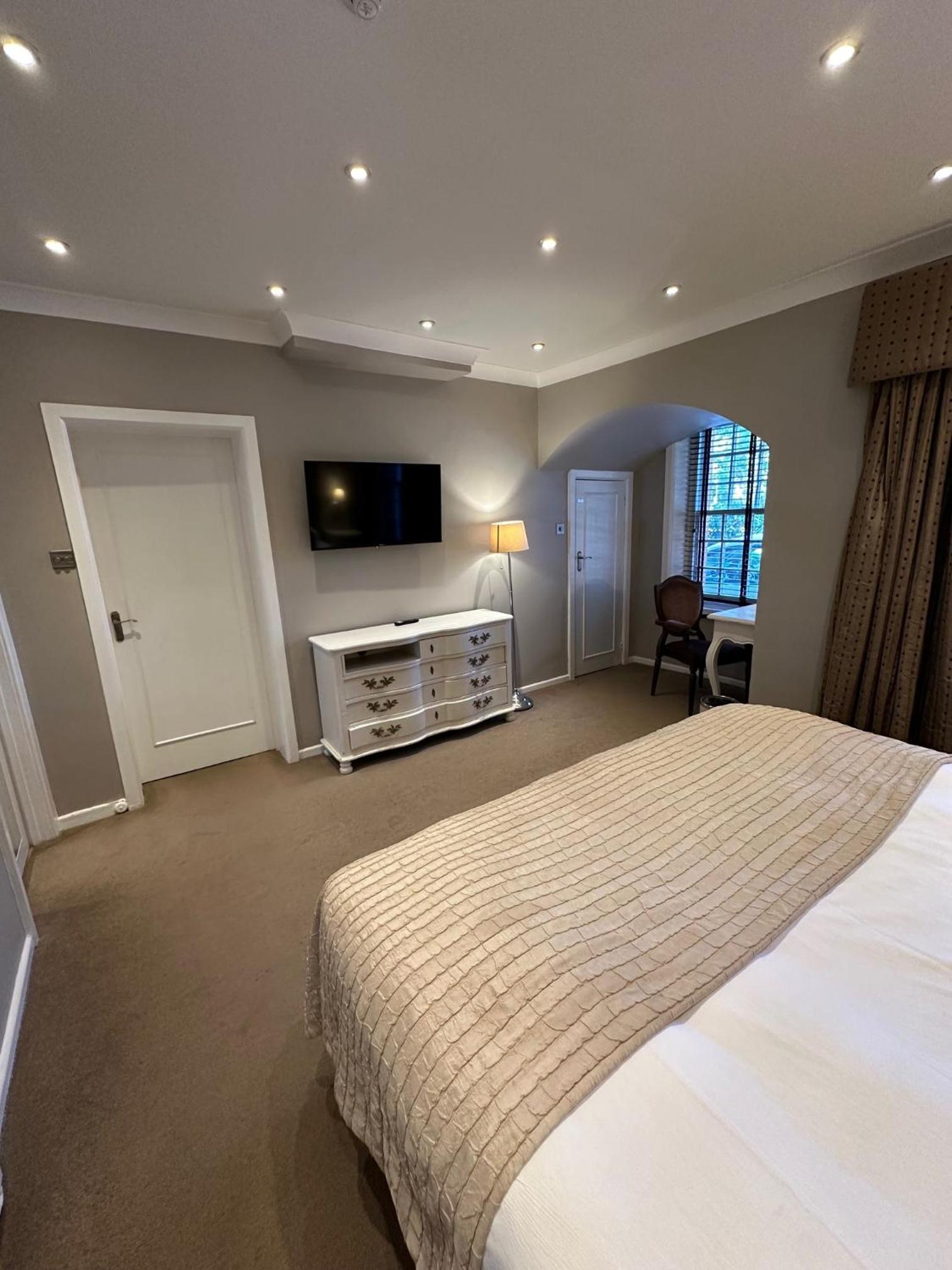 Luxury Suite - Photo 9