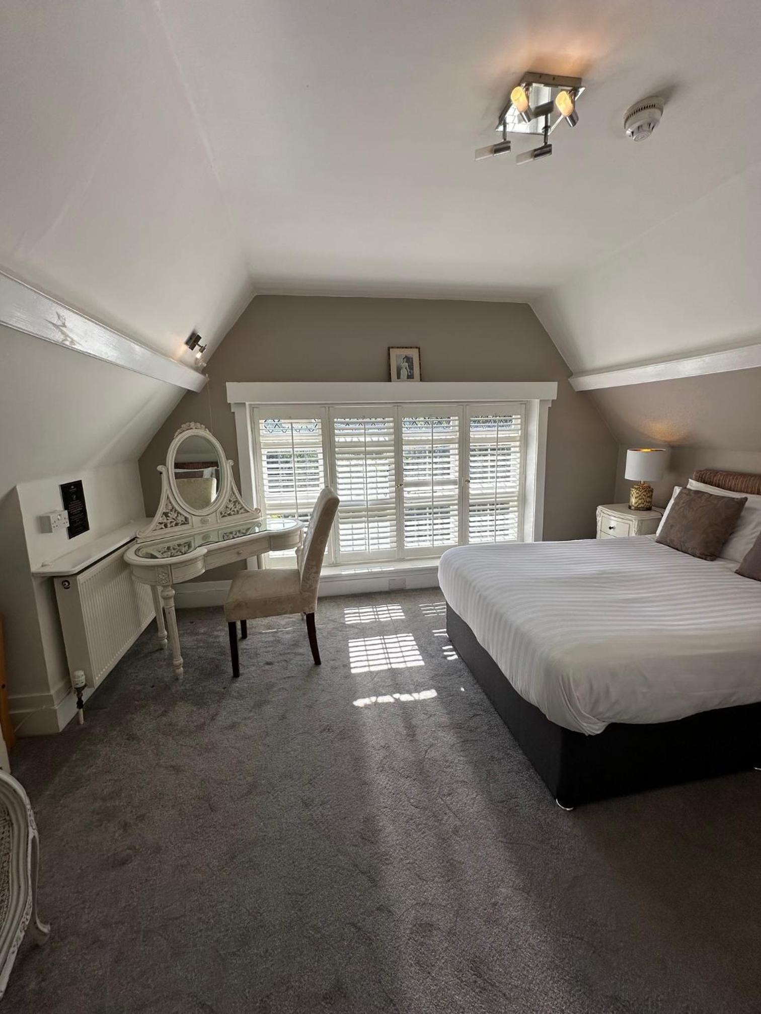 Standard Double Room - Photo 9