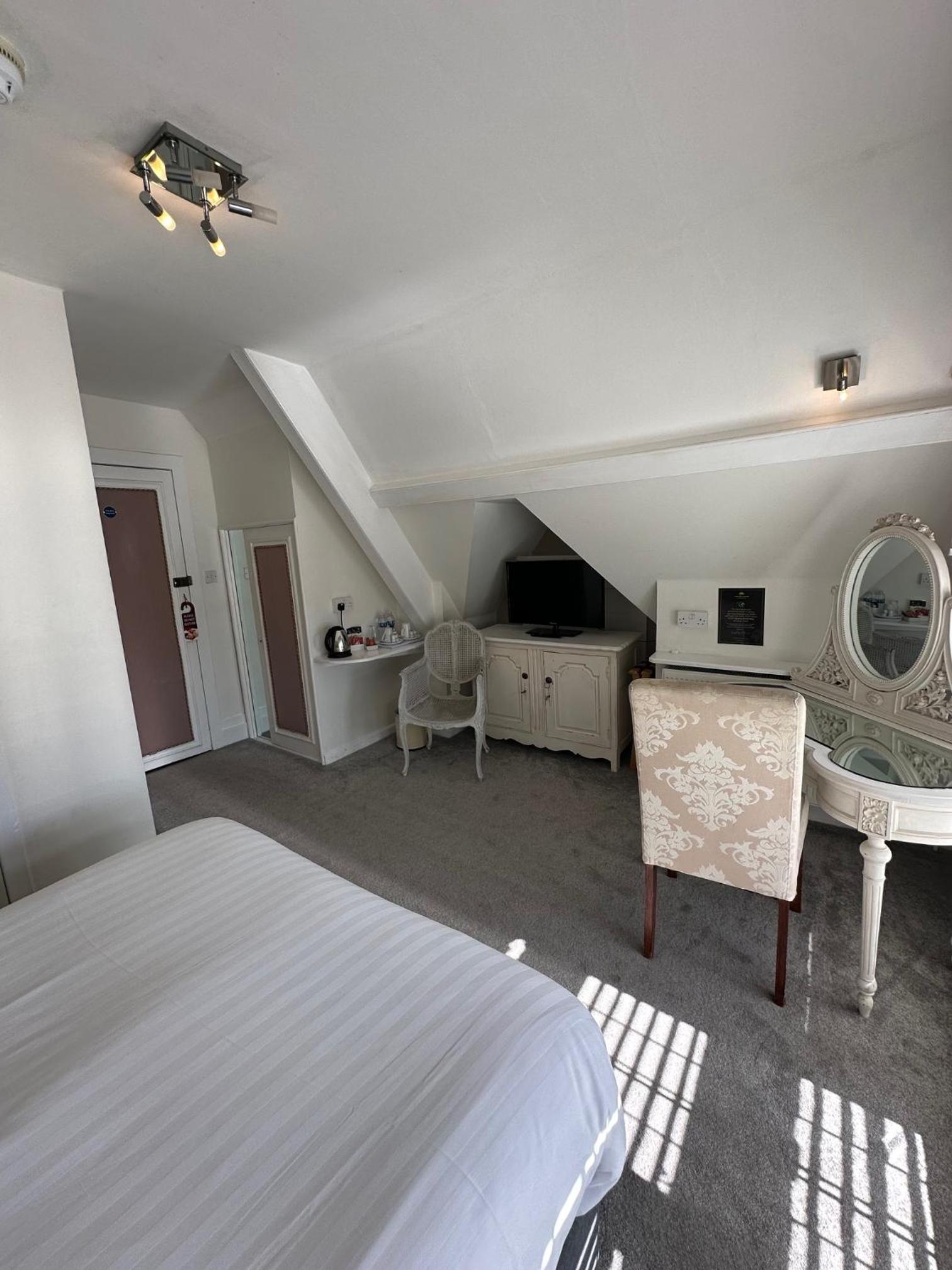 Standard Double Room - Photo 10