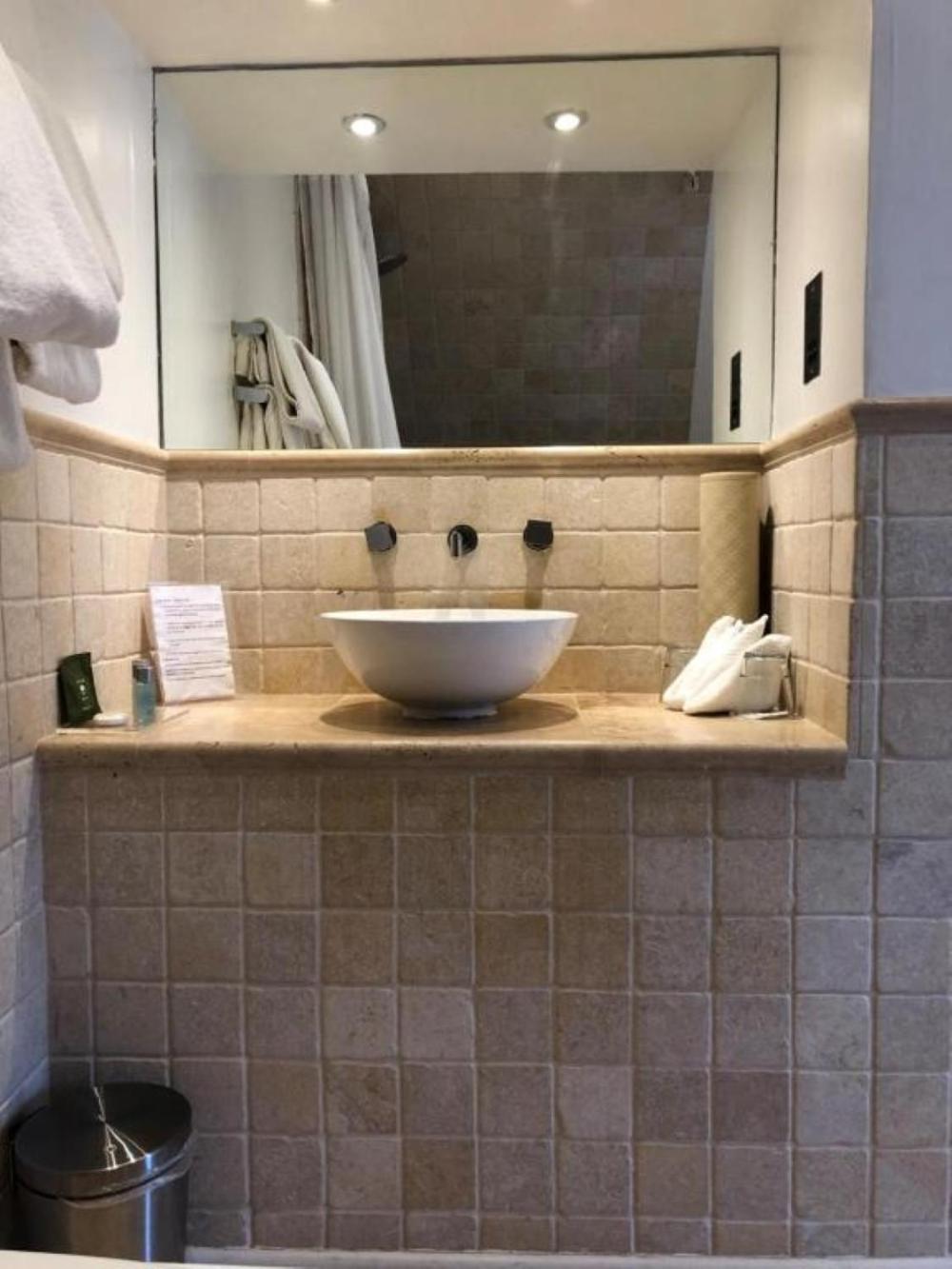 Luxury Suite - Photo 12