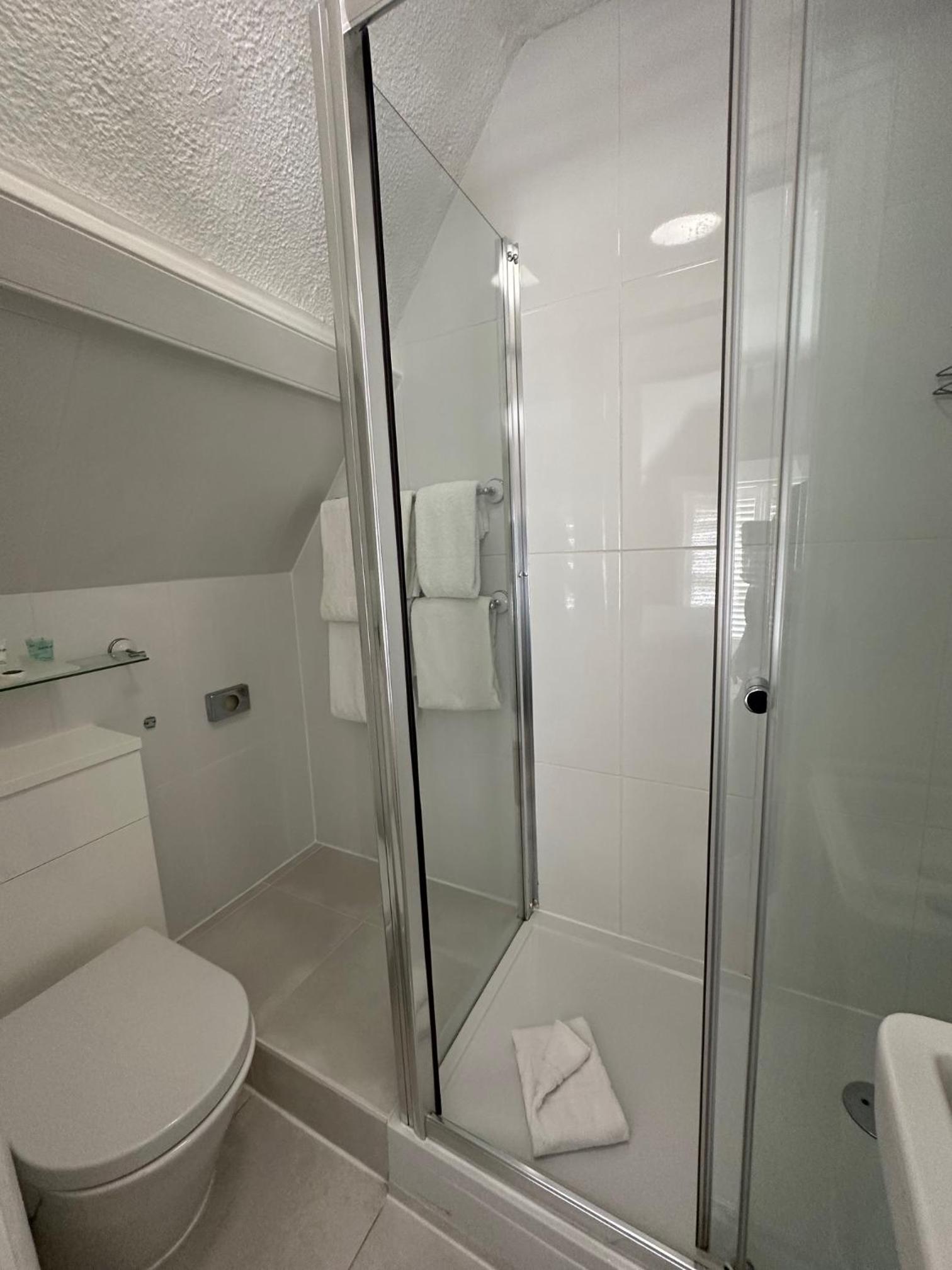 Standard Double Room - Photo 12