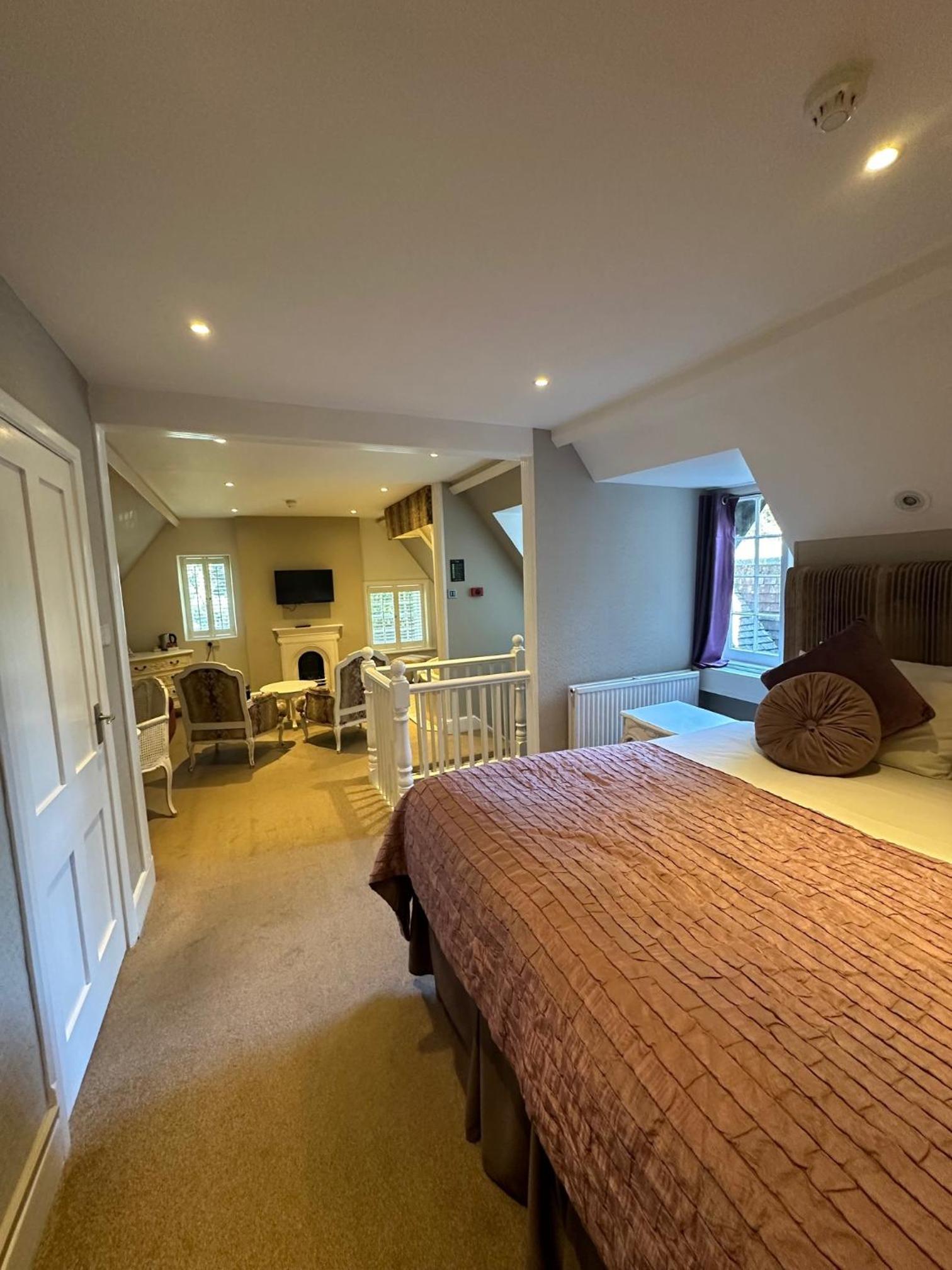 Luxury Suite - Photo 13
