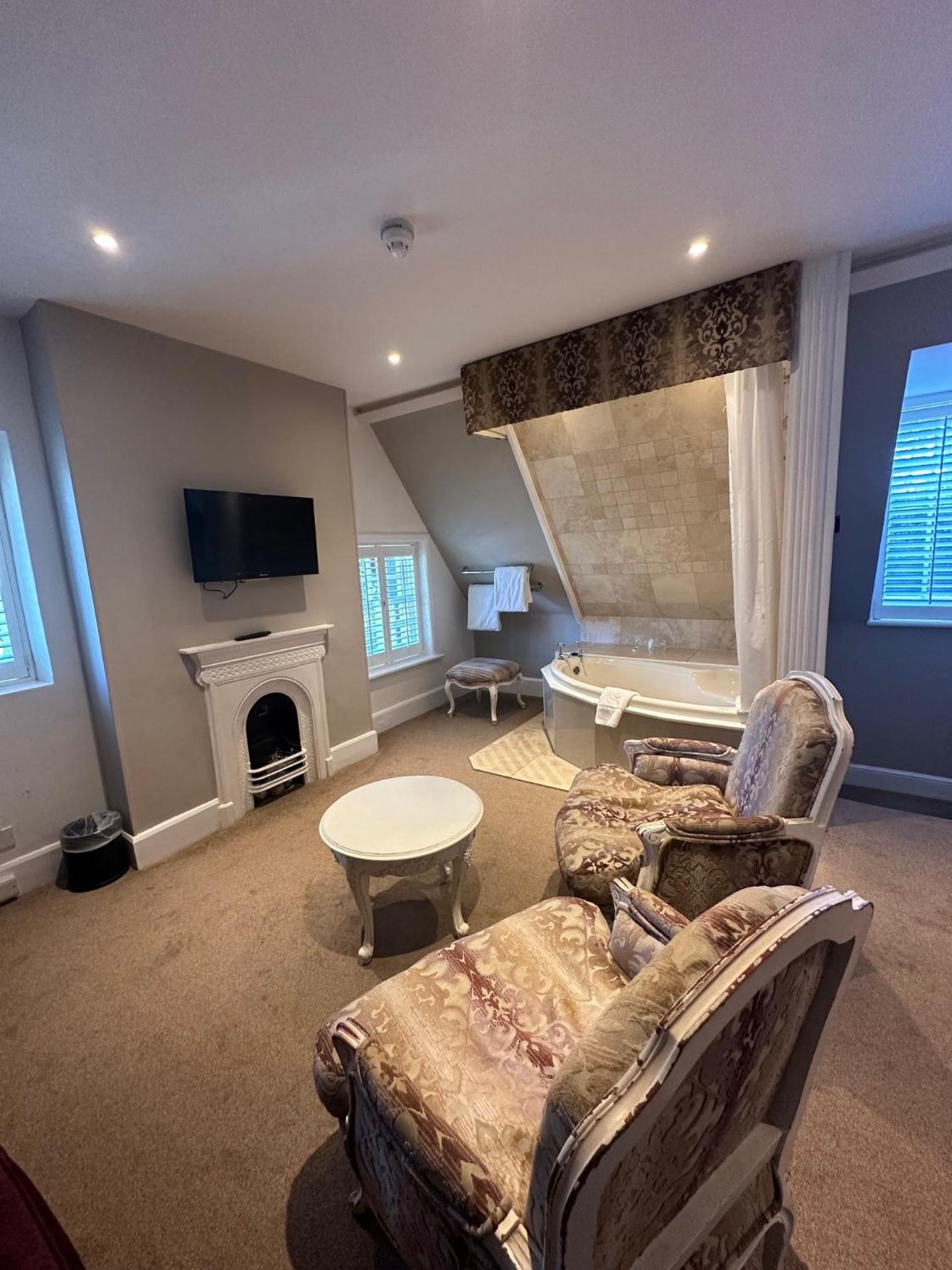 Luxury Suite - Photo 15