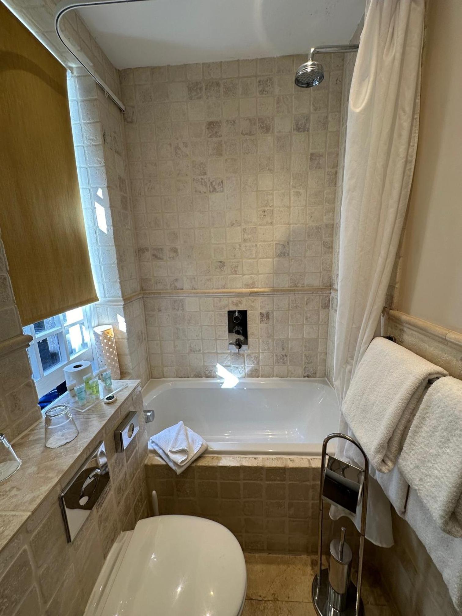 Standard Double Room - Photo 15