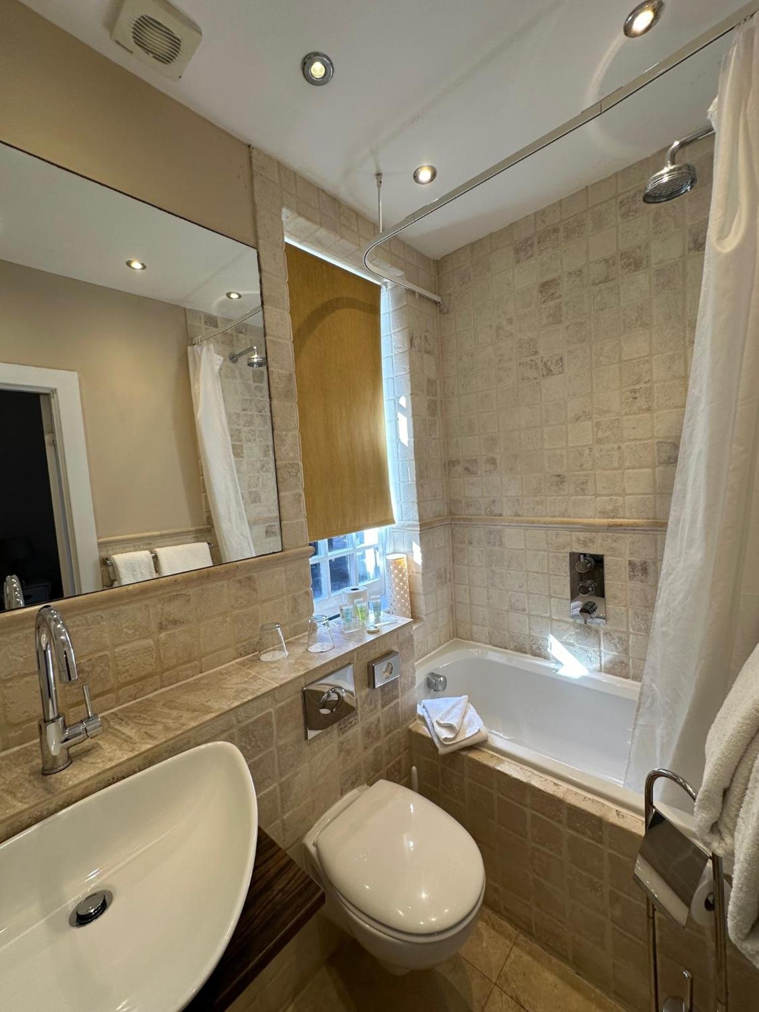 Standard Double Room - Photo 16