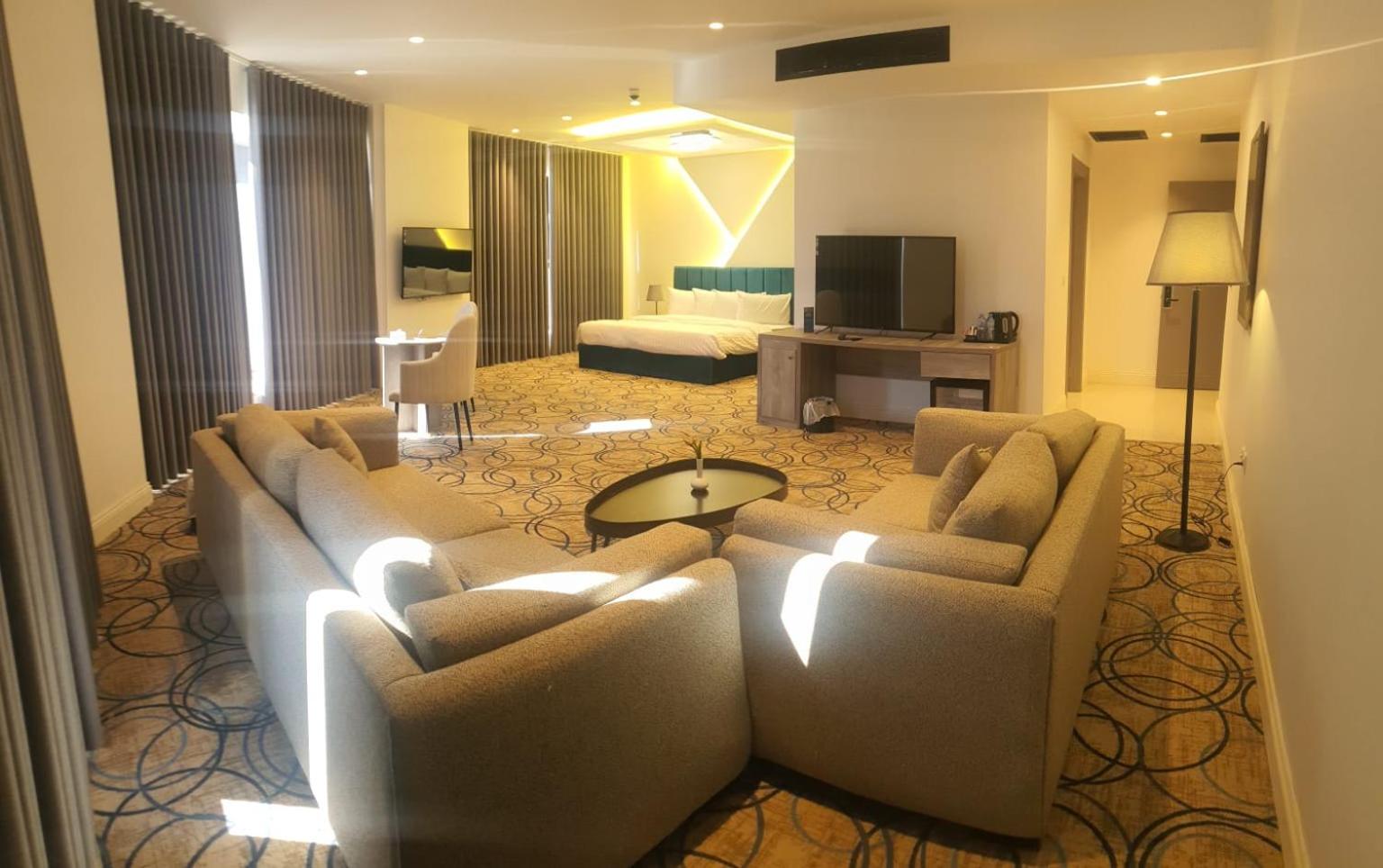 Deluxe King Suite