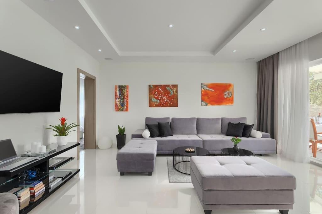 Three-Bedroom Villa photo 1