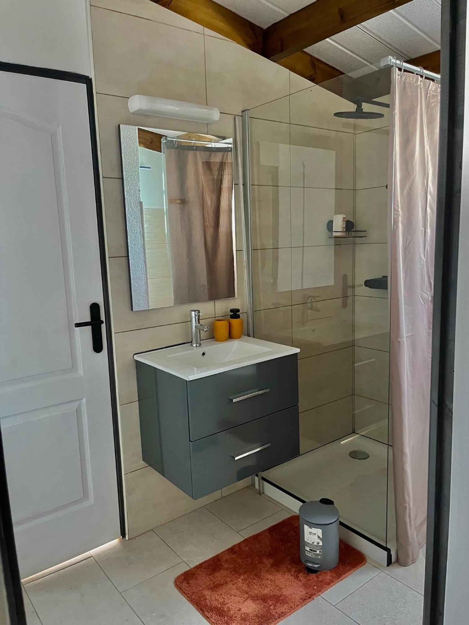 One-Bedroom House photo 2