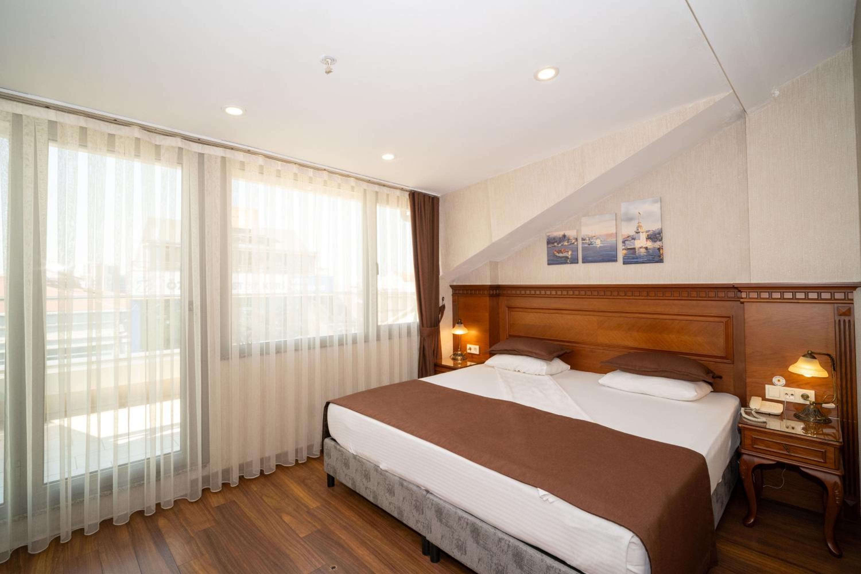 Deluxe Double Room with Balcony photo 1