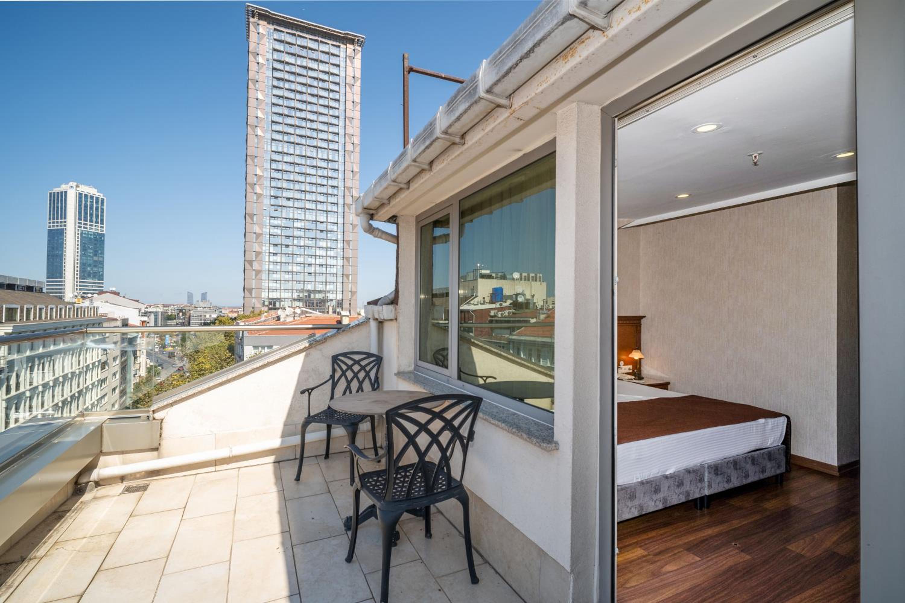 Deluxe Double Room with Balcony photo 3