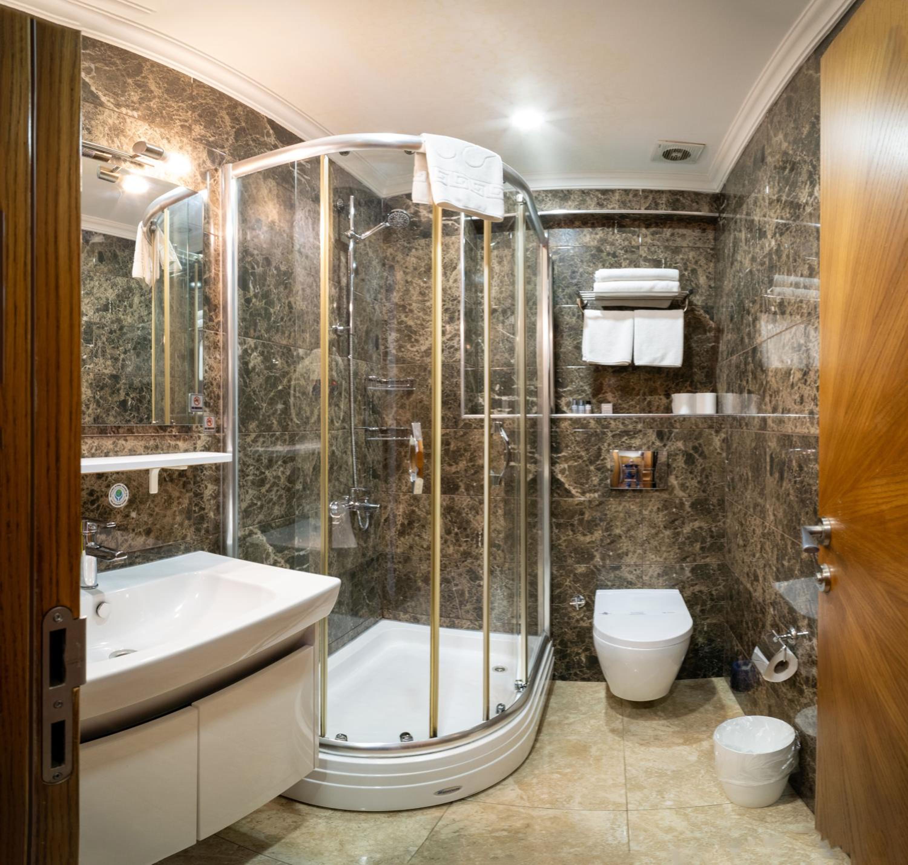 Deluxe Double Room with Balcony photo 2