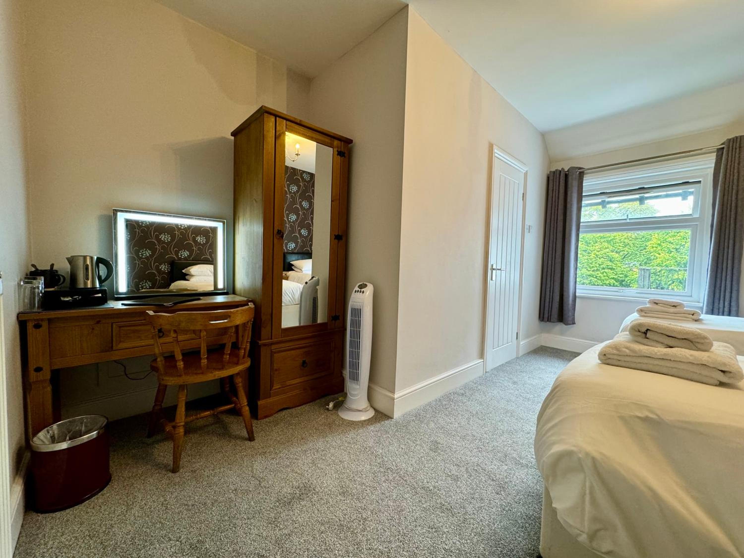 Double or Twin Room - Photo 3