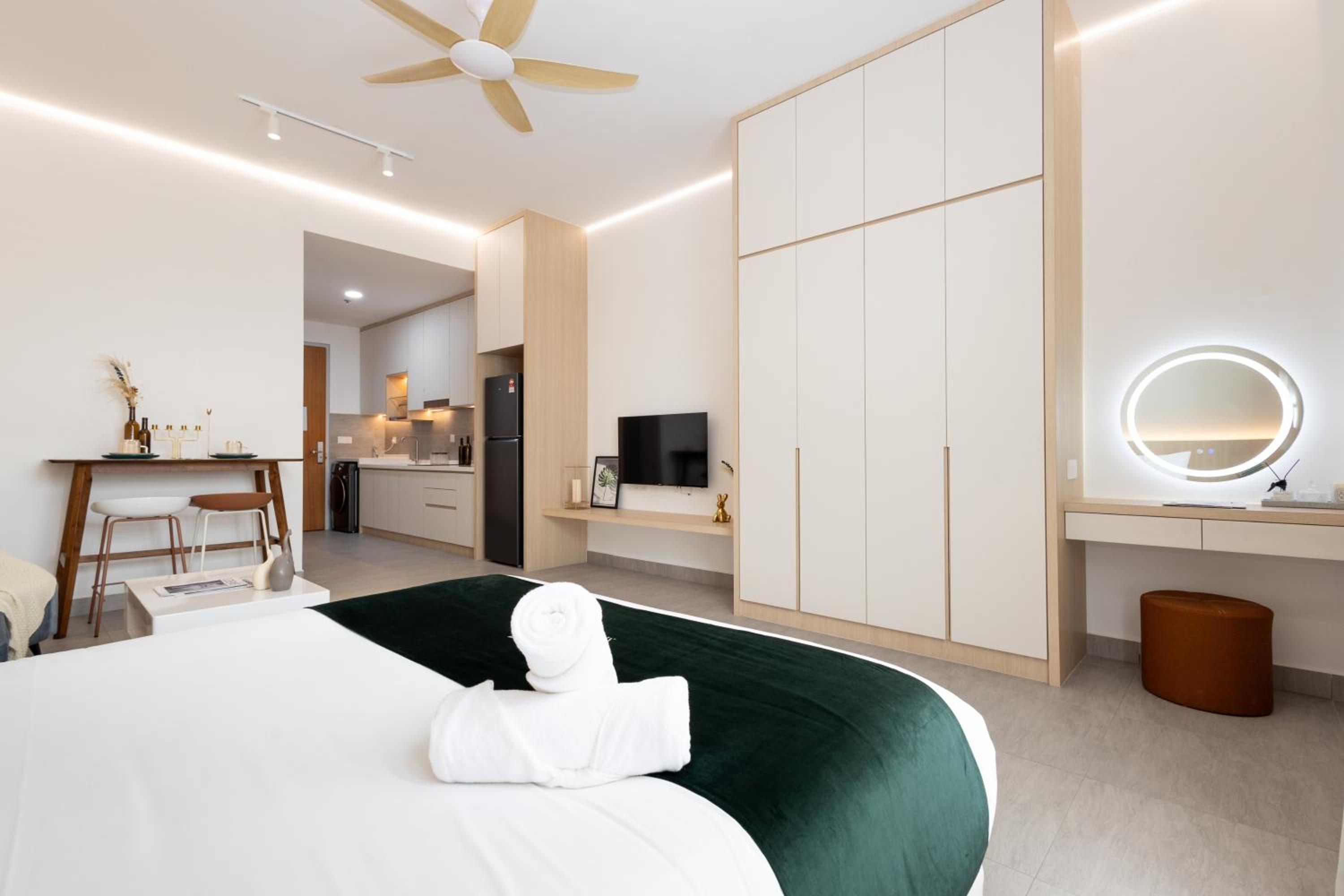 Deluxe Queen Suite - Photo 3