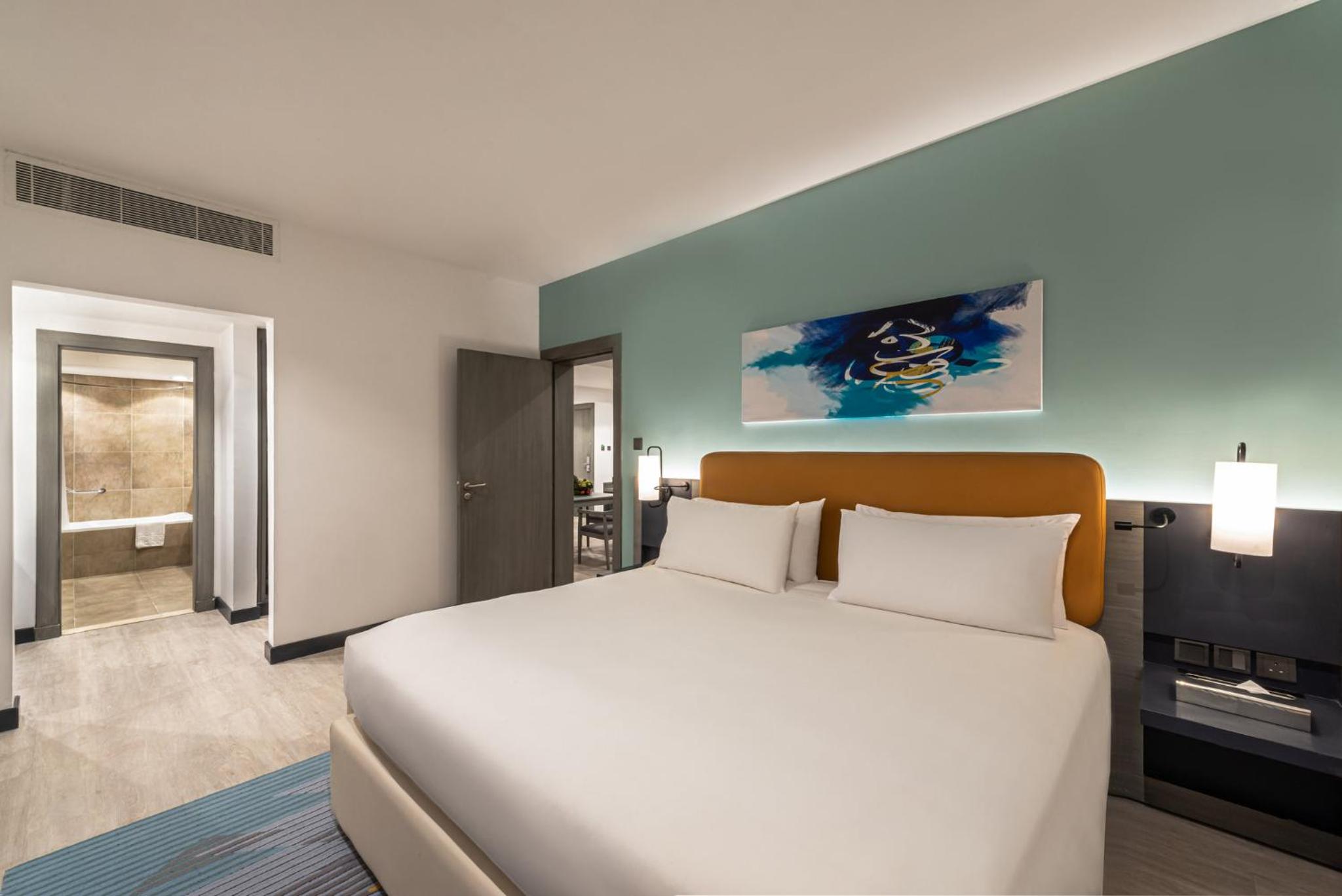 One Bedroom King Suite - Non-Smoking thumbnail 6