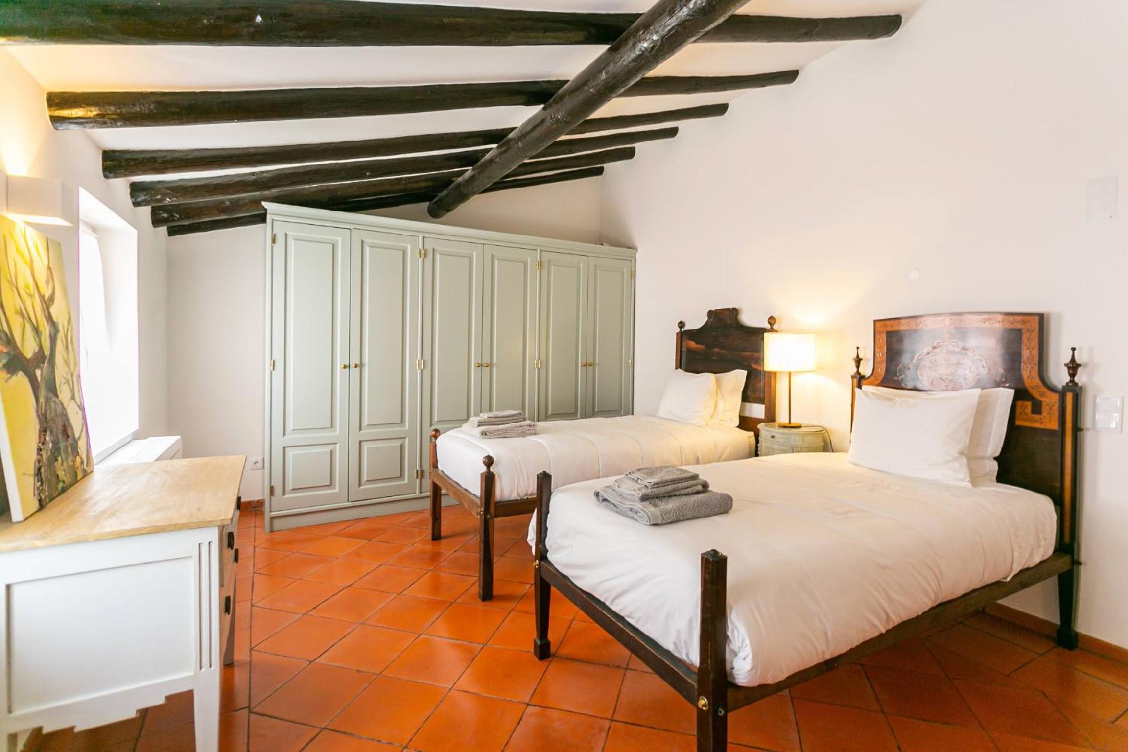 Eight-Bedroom House photo 1
