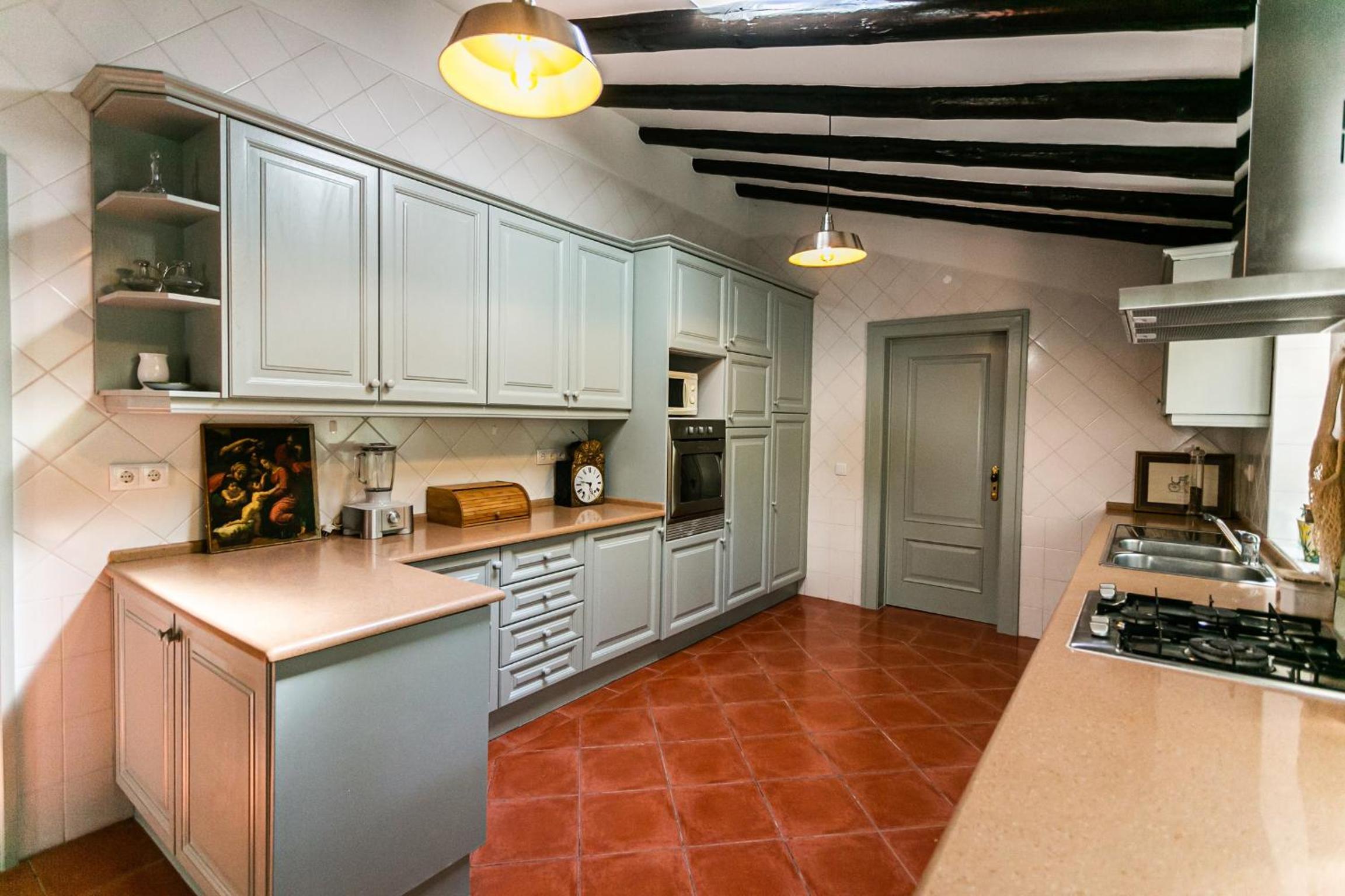 Eight-Bedroom House photo 3