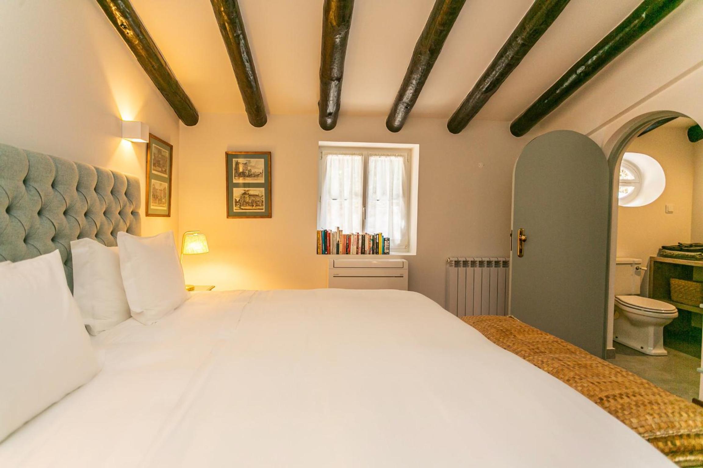 Eight-Bedroom House photo 2