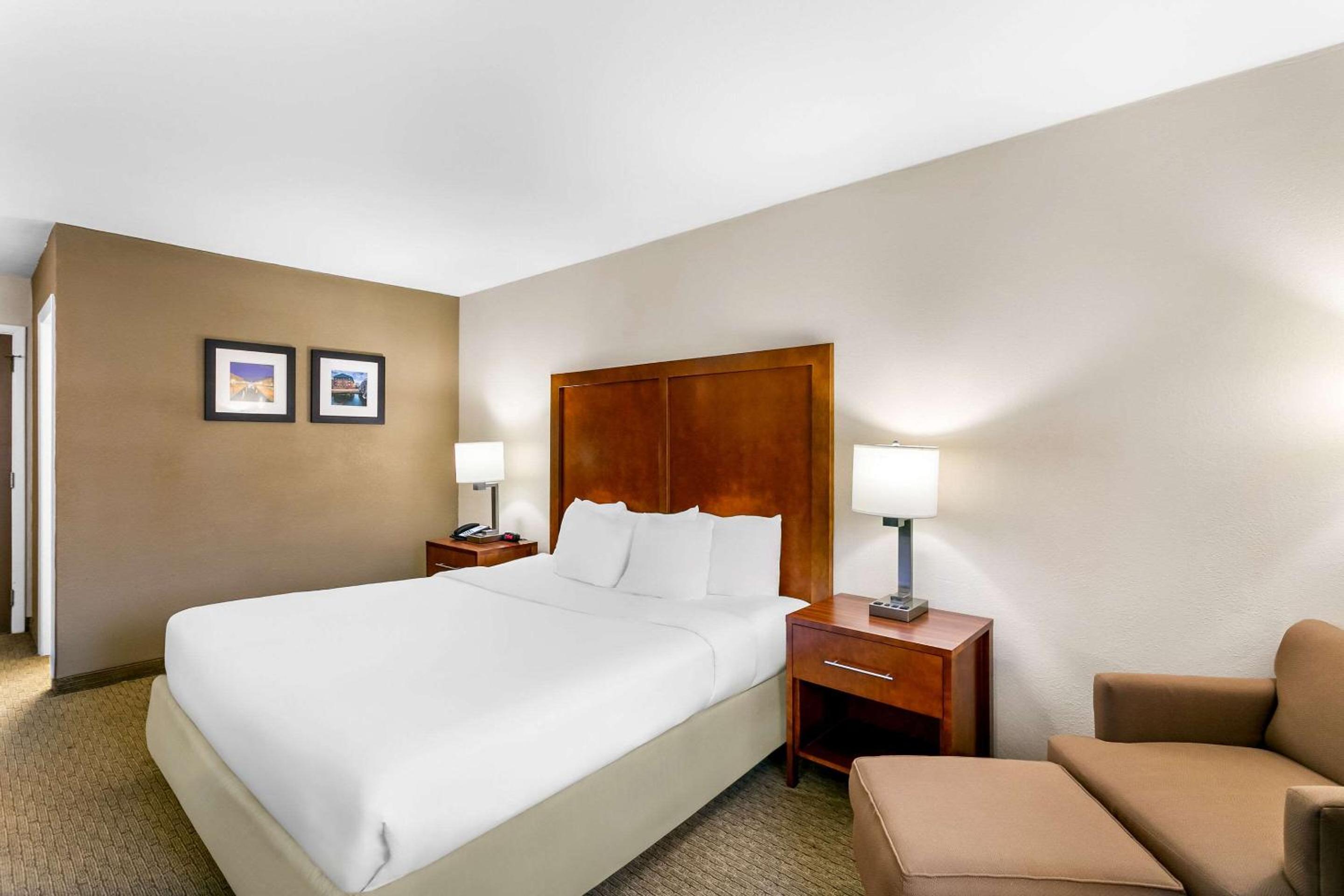 King Room - Non-Smoking - Photo 3